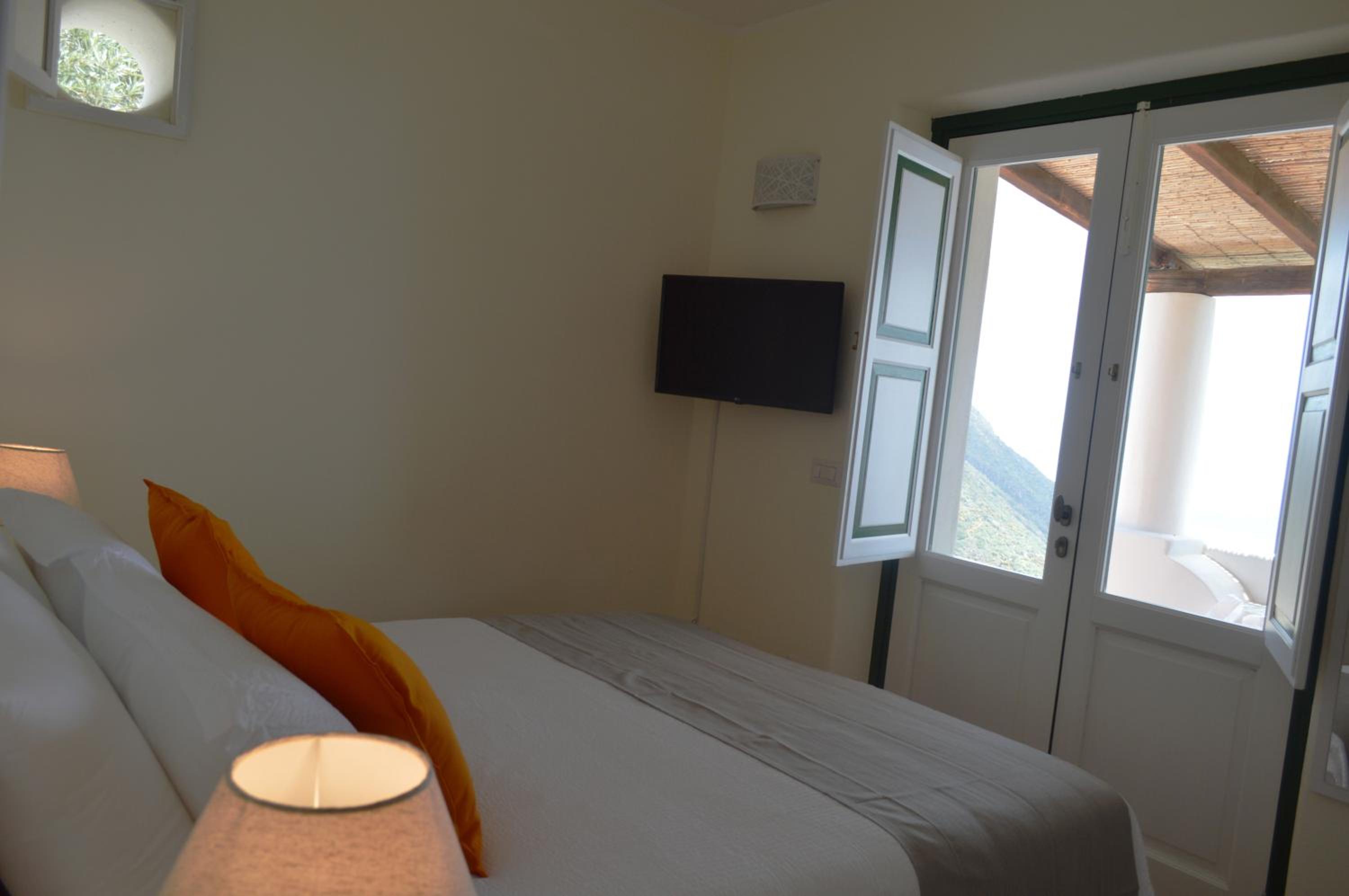 One-Bedroom Suite with Sea View photo 2