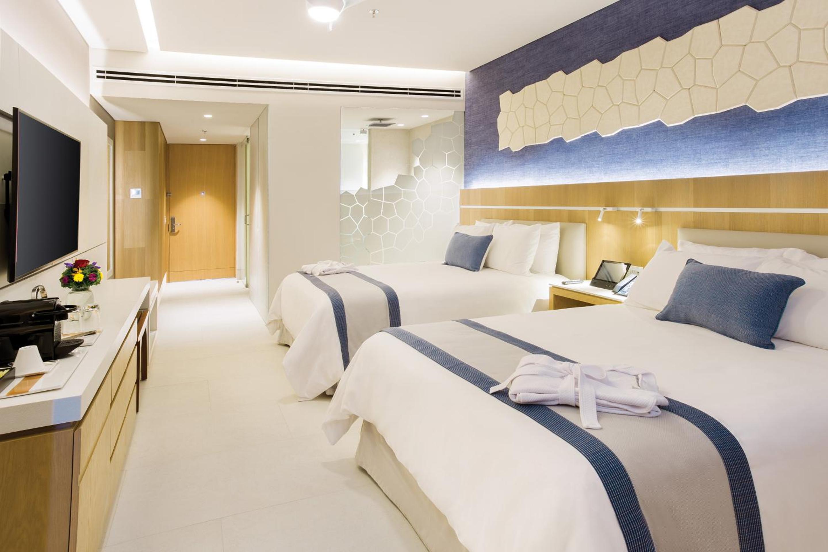 Preferred Club Deluxe Family Suite Ocean View Triple thumbnail 5