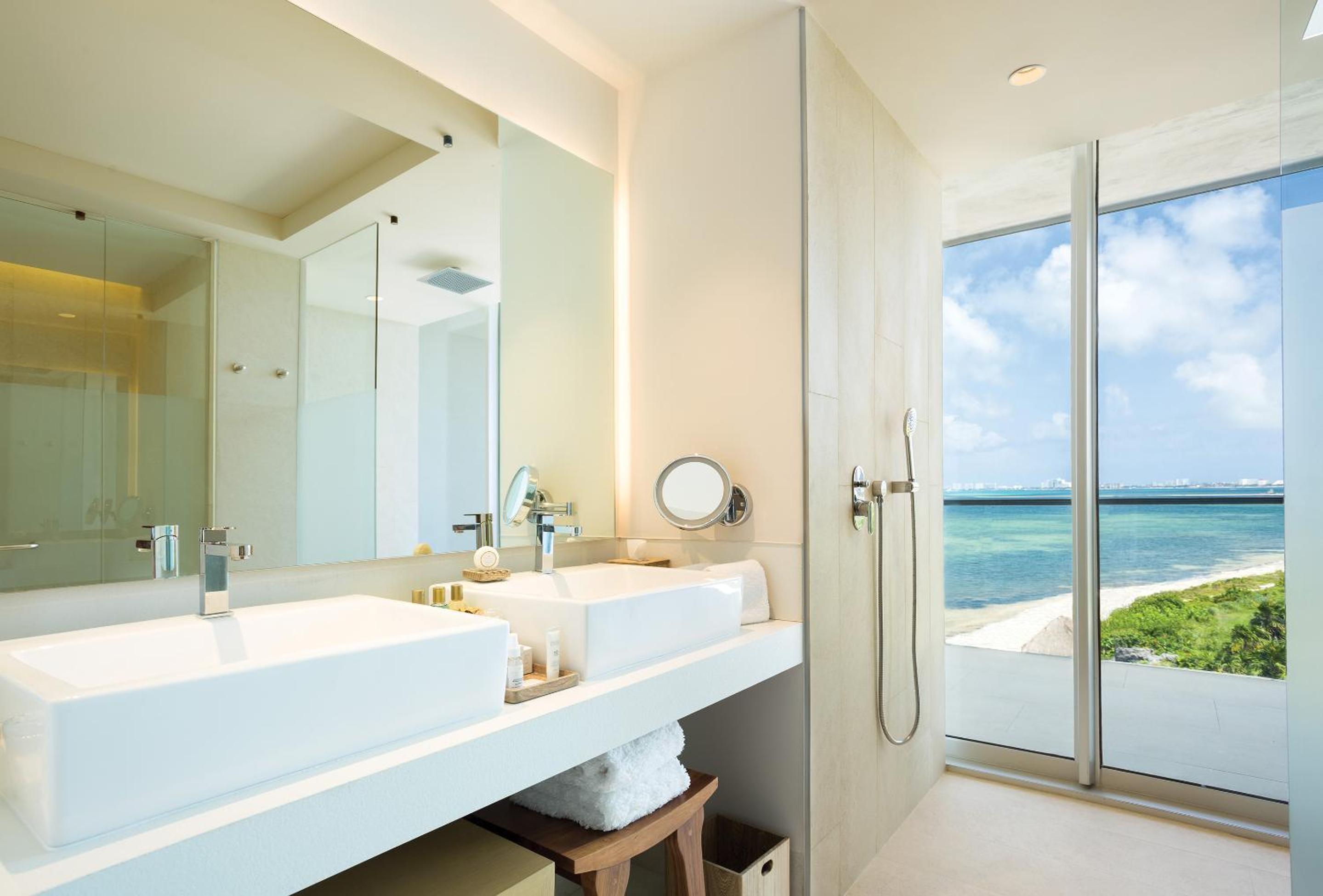 Preferred Club Honeymoon Suite Ocean View King thumbnail 5