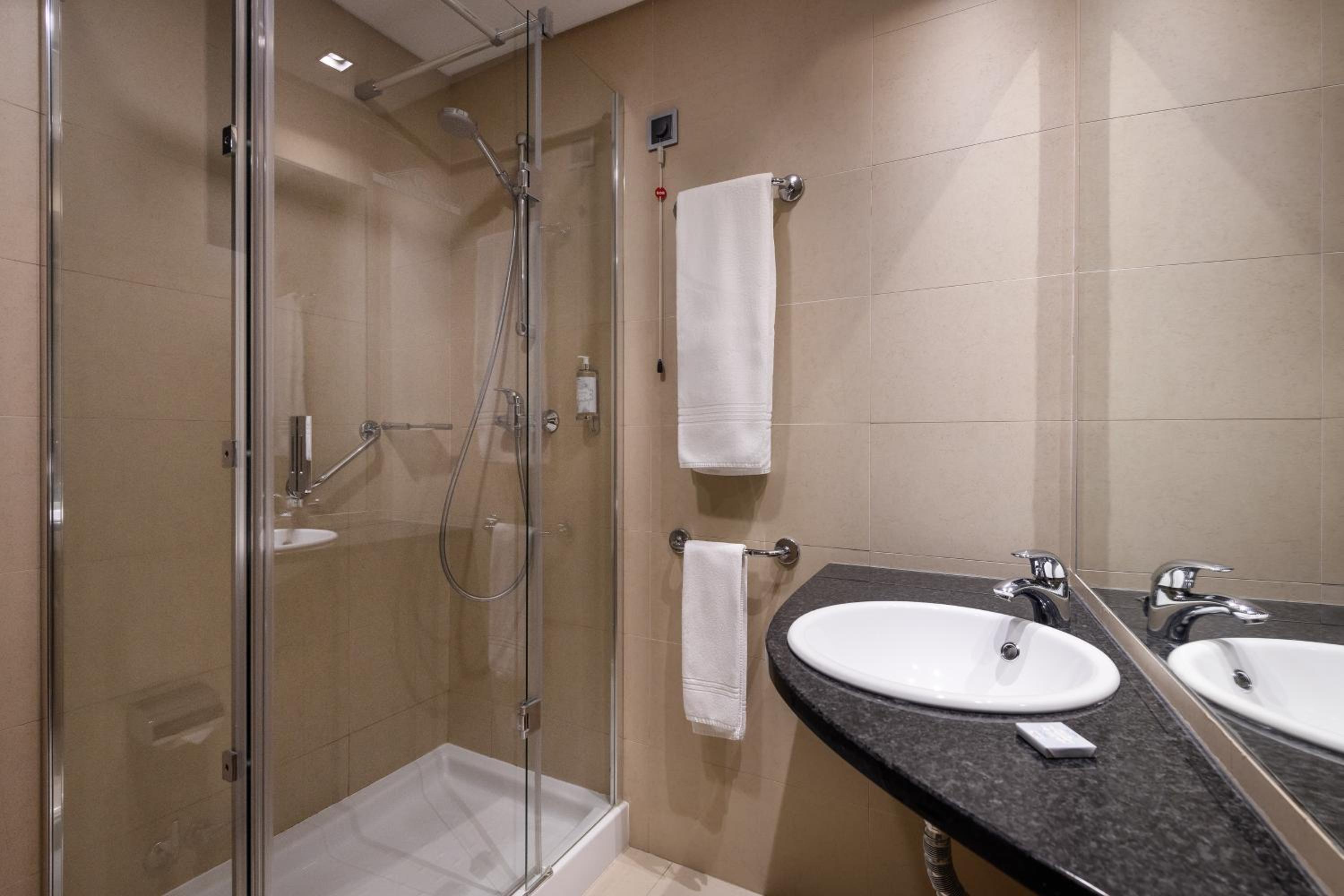 Double Room with City View - Photo 5