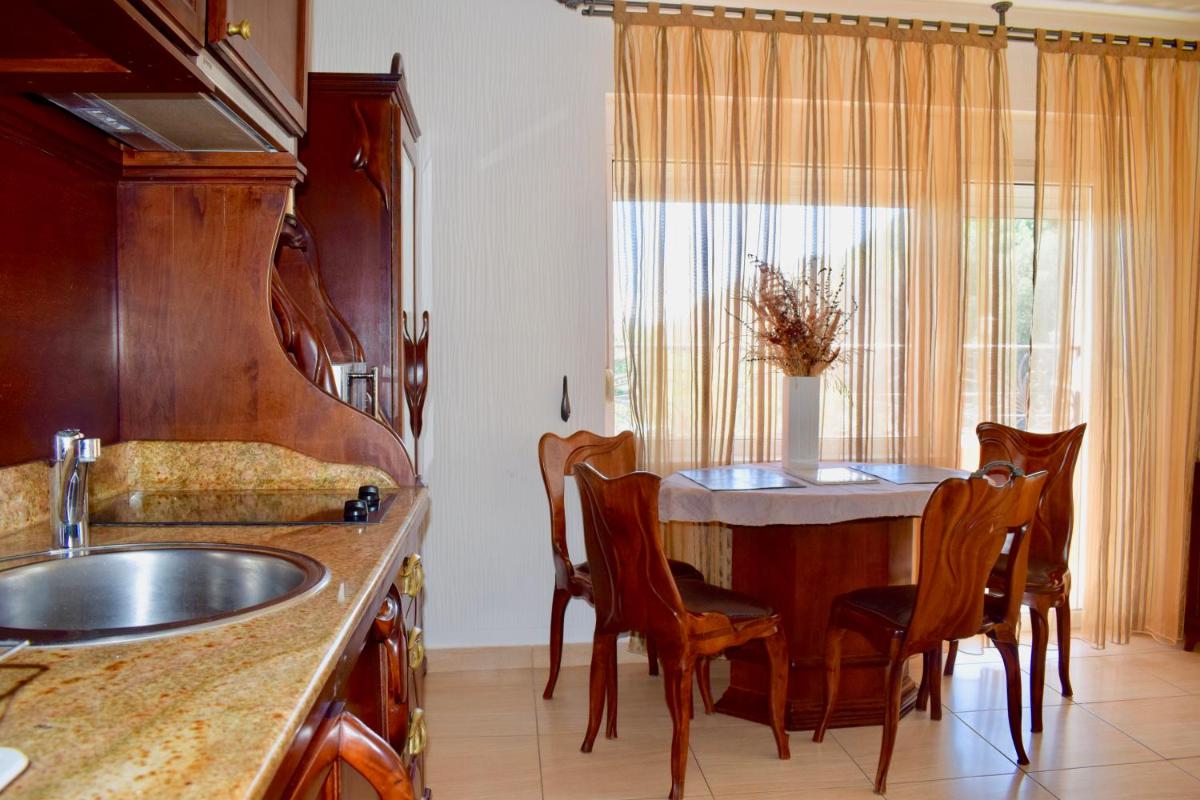 Classic Two-Bedroom Apartment with Sea View photo 2