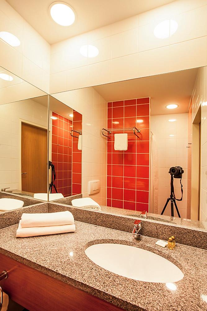 Basic Twin Room with 2 Single beds. - Photo 6