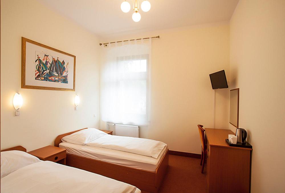 Basic Twin Room with 2 Single beds. - Photo 1