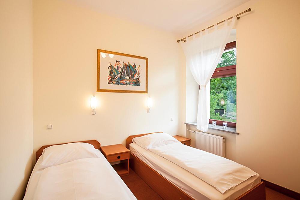Basic Twin Room with 2 Single beds. - Photo 2