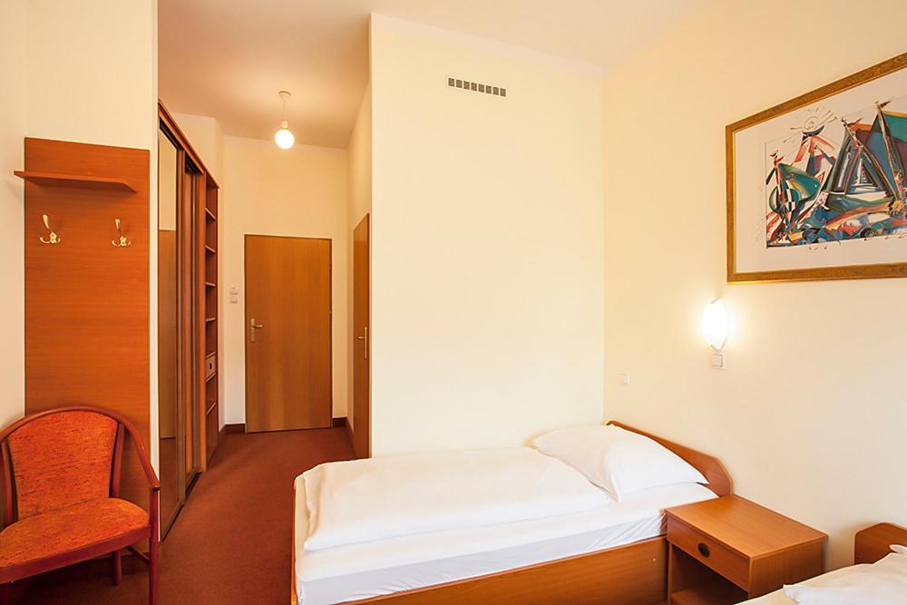 Basic Twin Room with 2 Single beds. - Photo 4