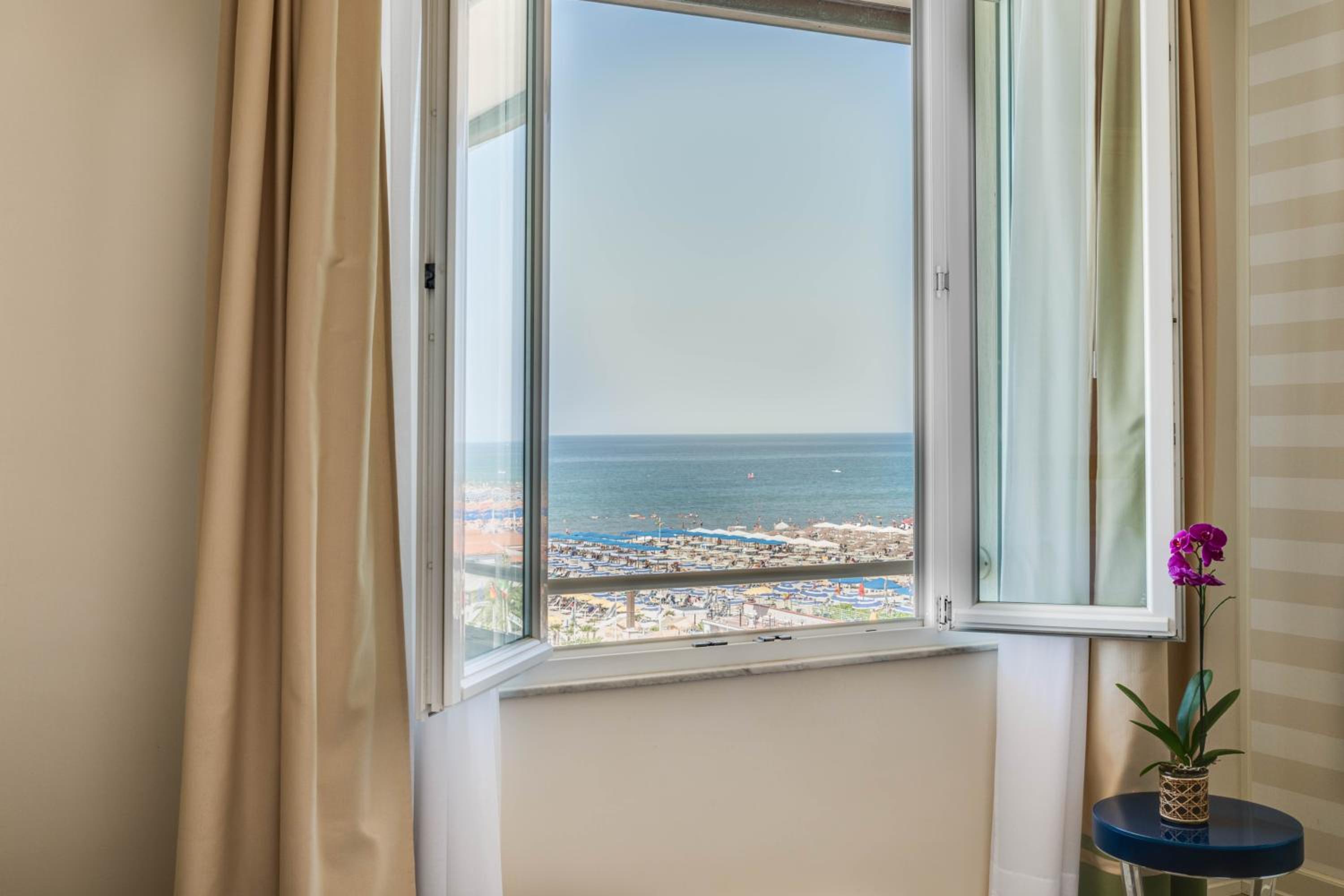 Classic Double Room with Partial Sea View photo 2
