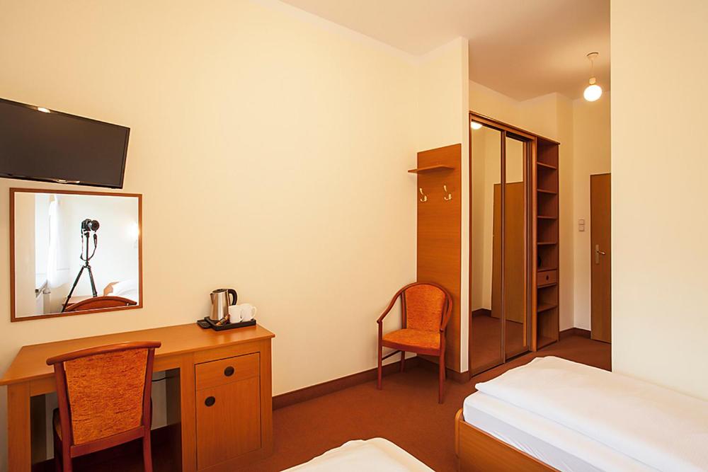 Basic Twin Room with 2 Single beds. - Photo 3