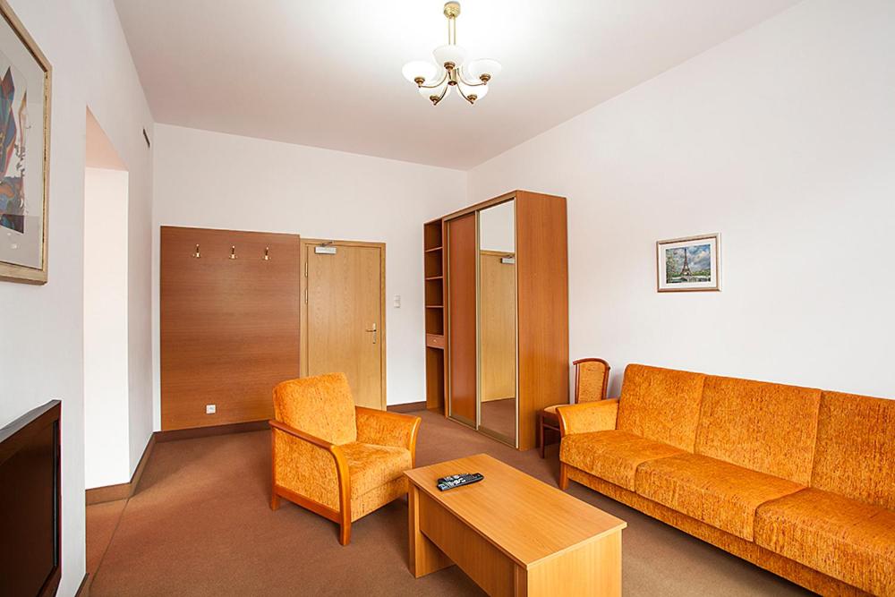 Studio with Balcony - Photo 2