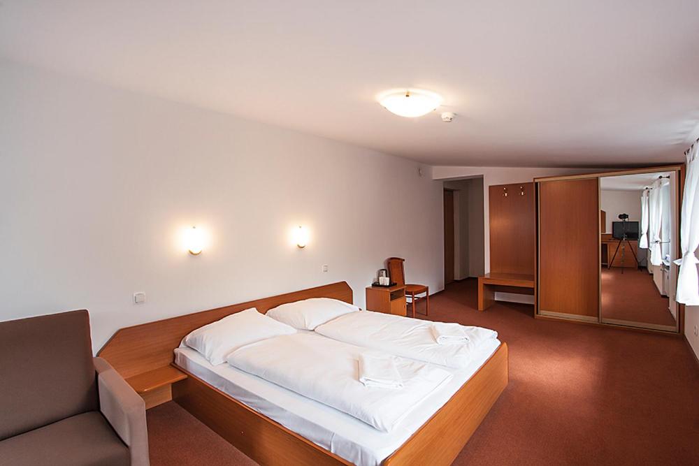 Deluxe Double Room (2 Adults + 1 Child) - Photo 4