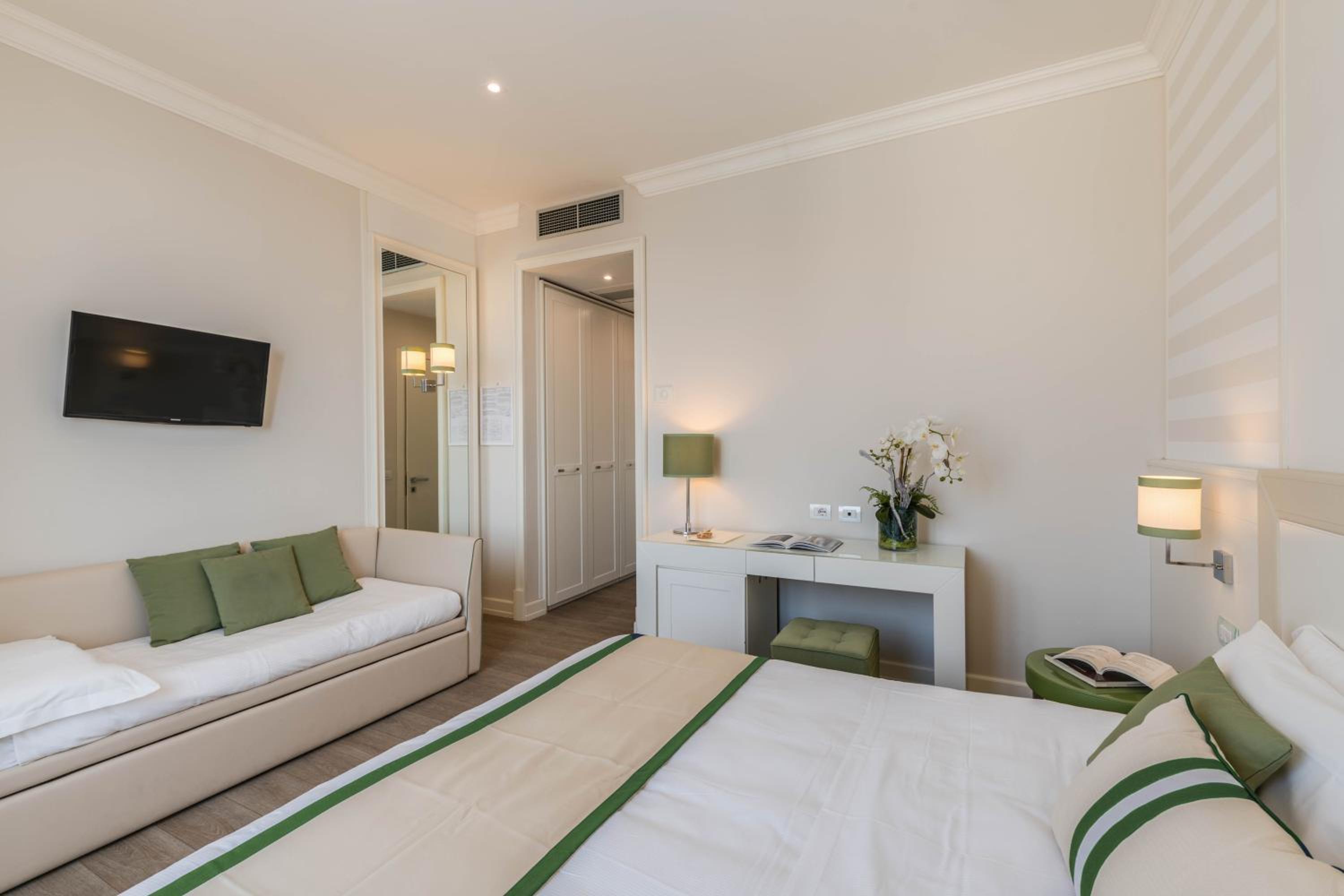 Triple Room with Partial Sea View photo 3