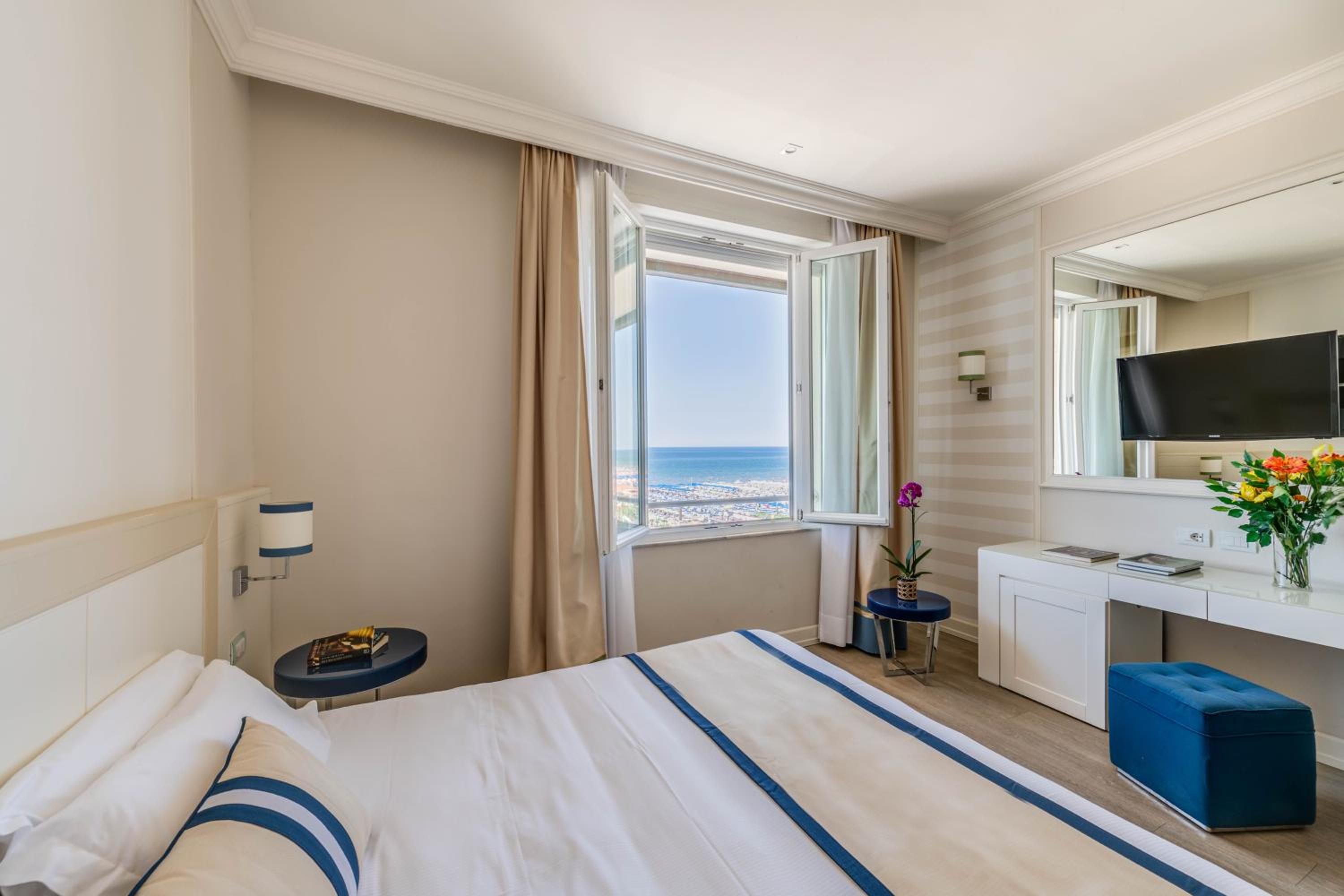 Classic Double Room with Partial Sea View photo 1