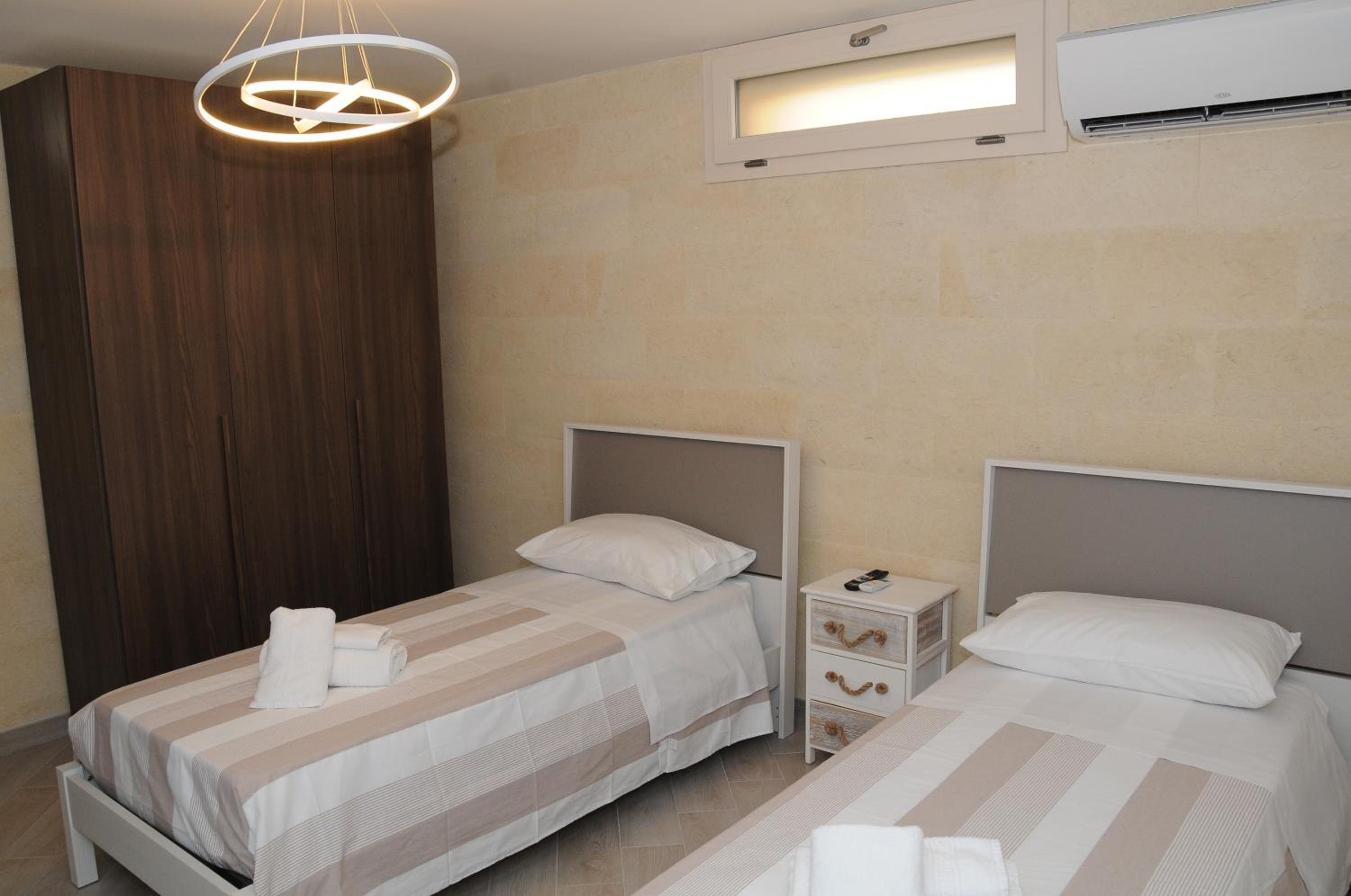 Twin Room with Private Bathroom photo 1