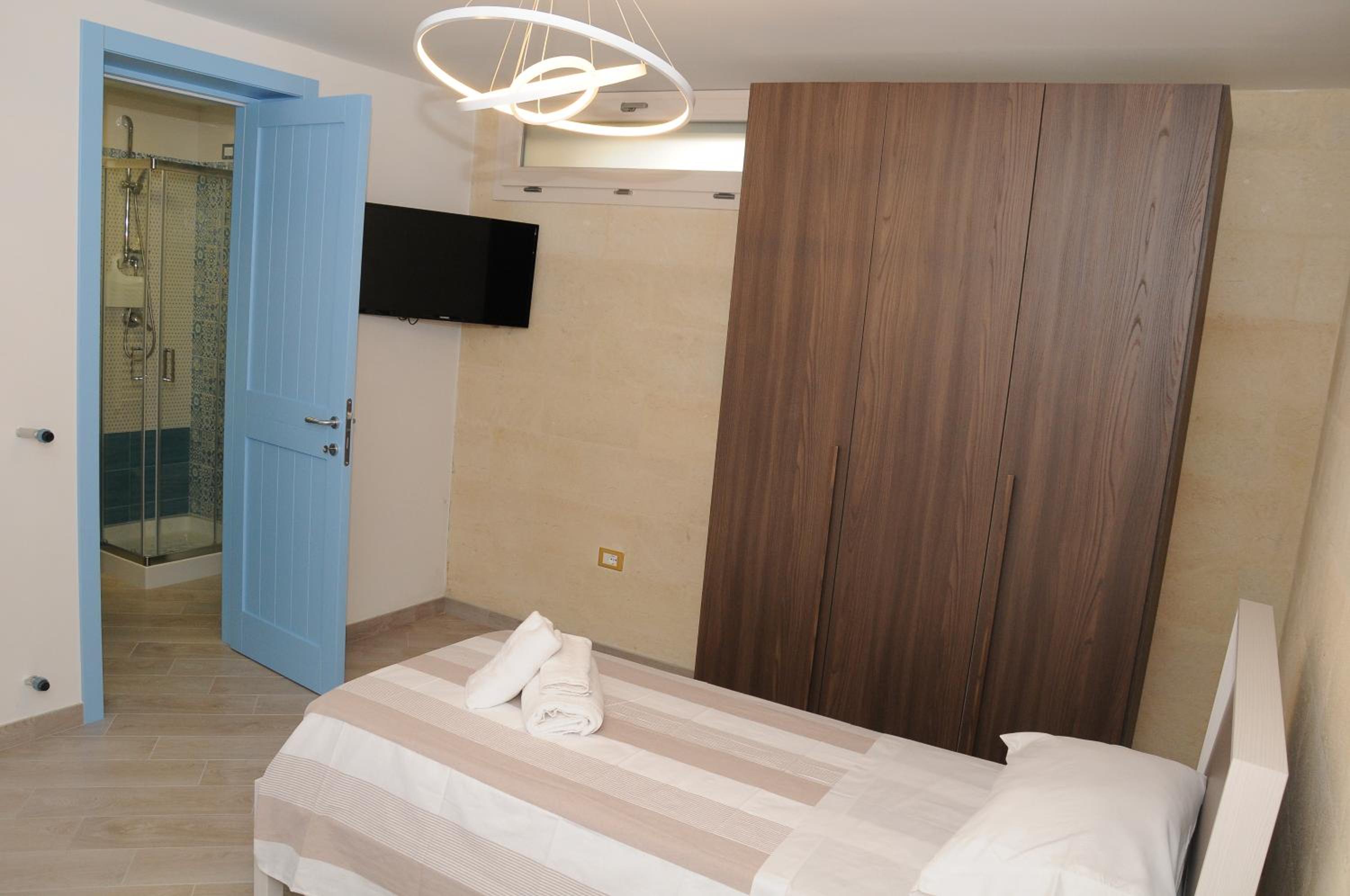 Twin Room with Private Bathroom photo 3