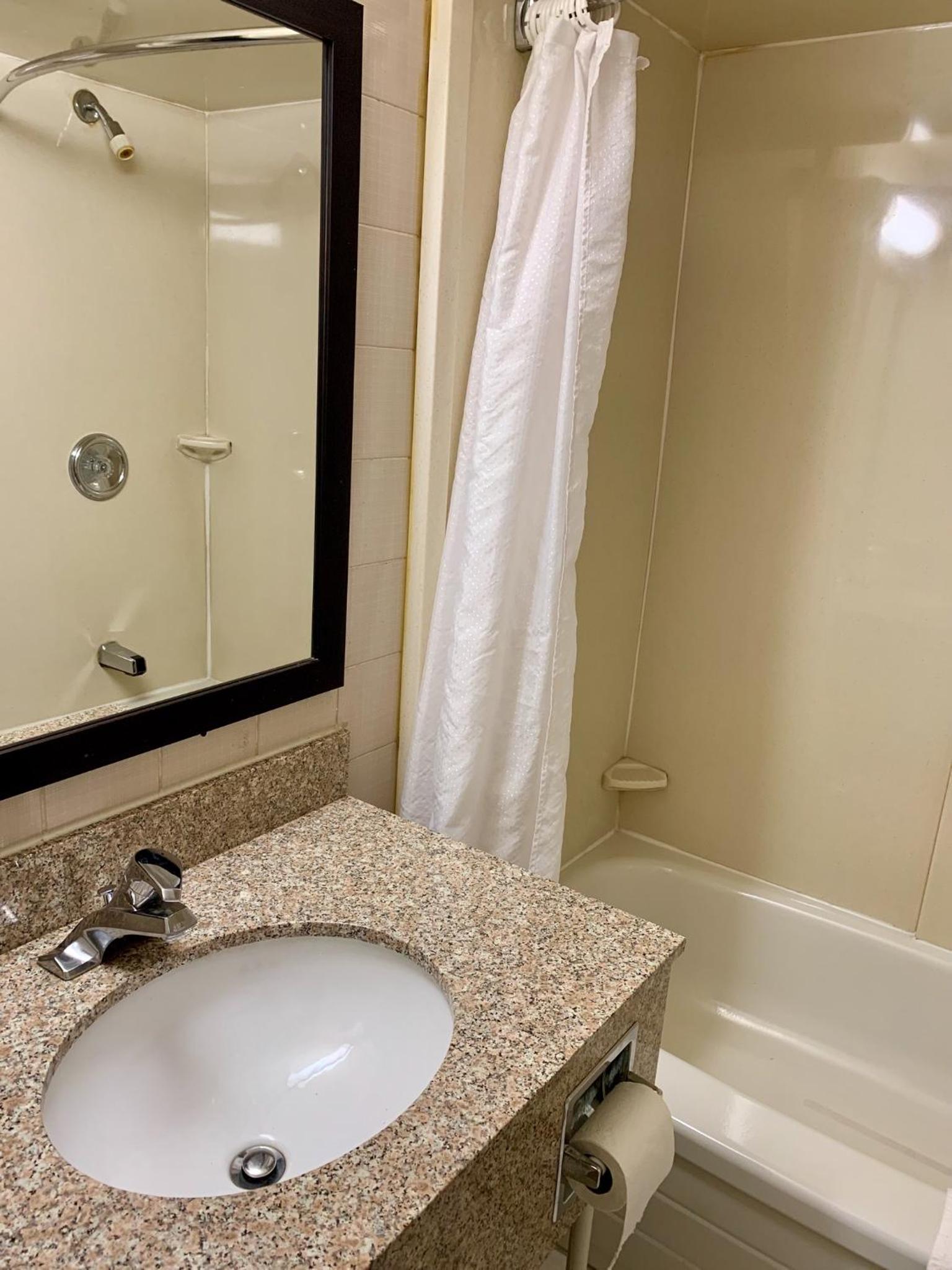 Queen Suite with Spa Bath photo 2