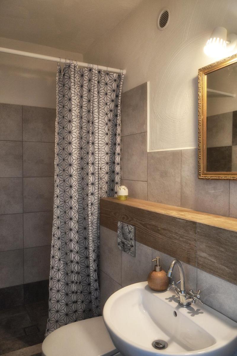 Triple Room with Private Bathroom - Photo 8