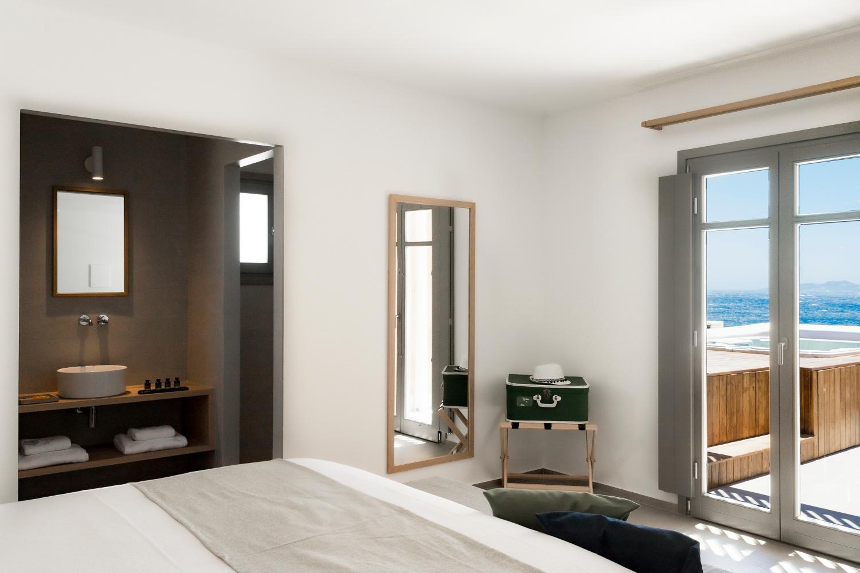 Premium Suite with Sea View and Hot Tub - Photo 4
