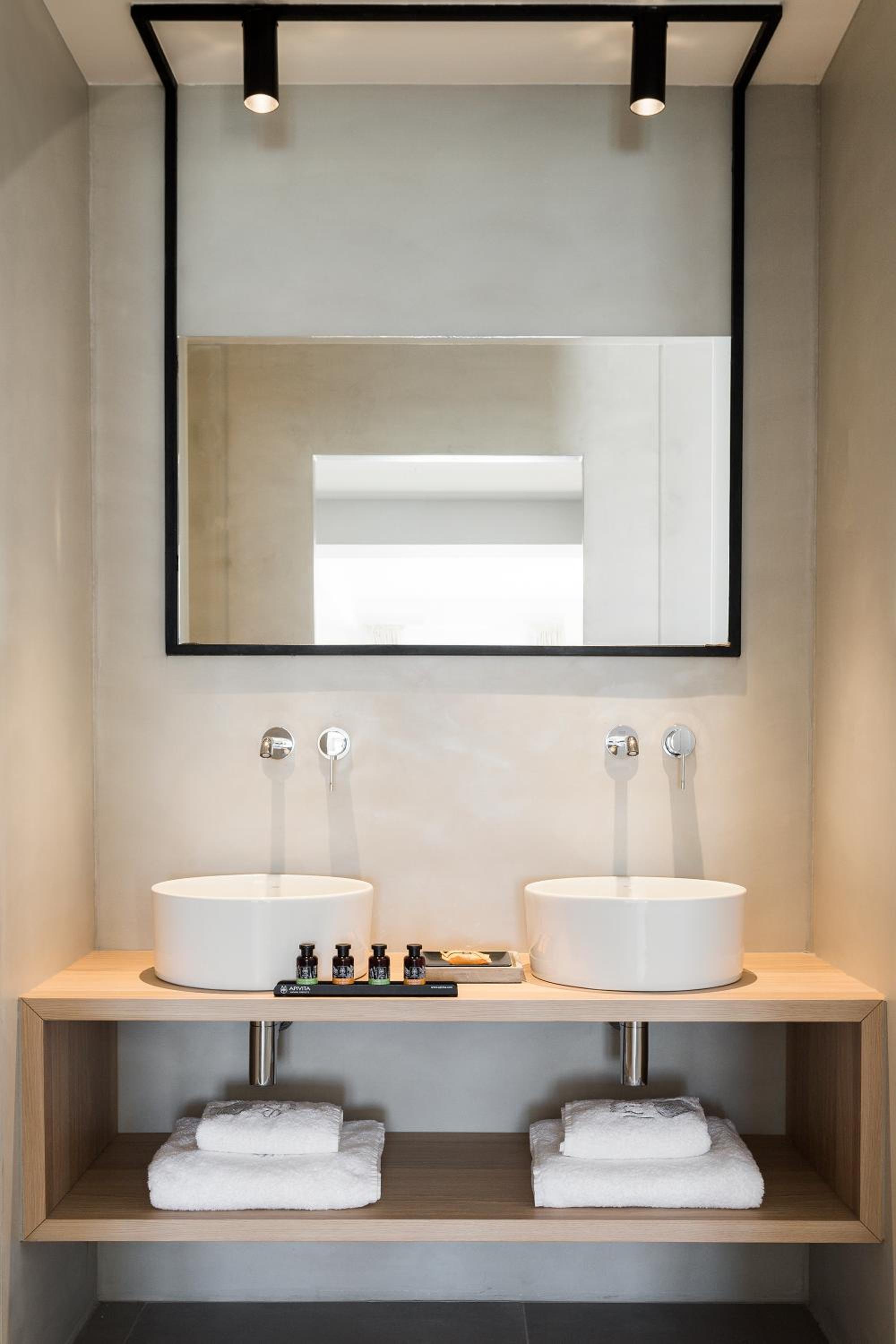 Executive Suite with Sea View and Heated Pool - Photo 9