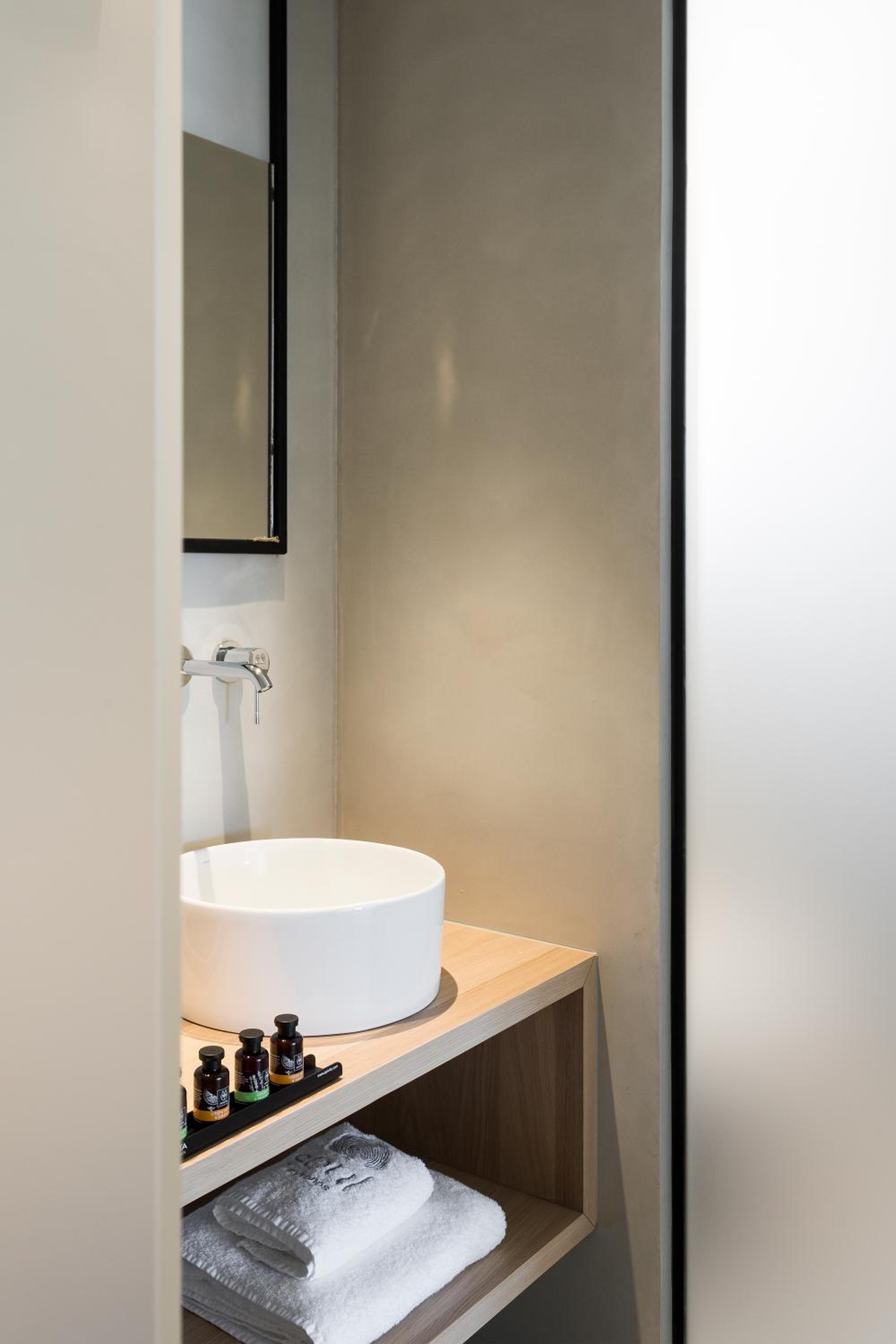 Executive Suite with Sea View and Heated Pool - Photo 8