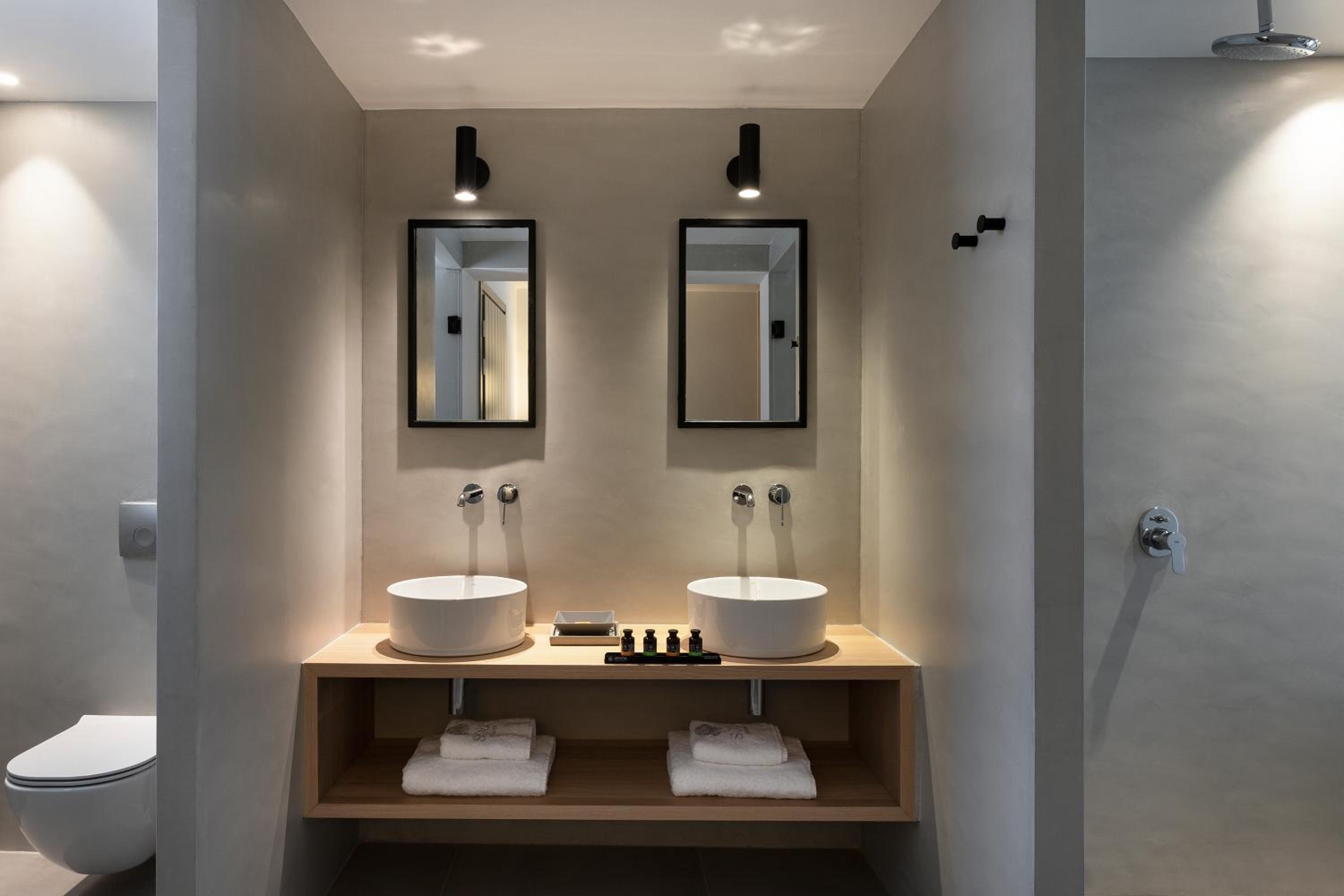 Executive Suite with Sea View and Heated Pool - Photo 7