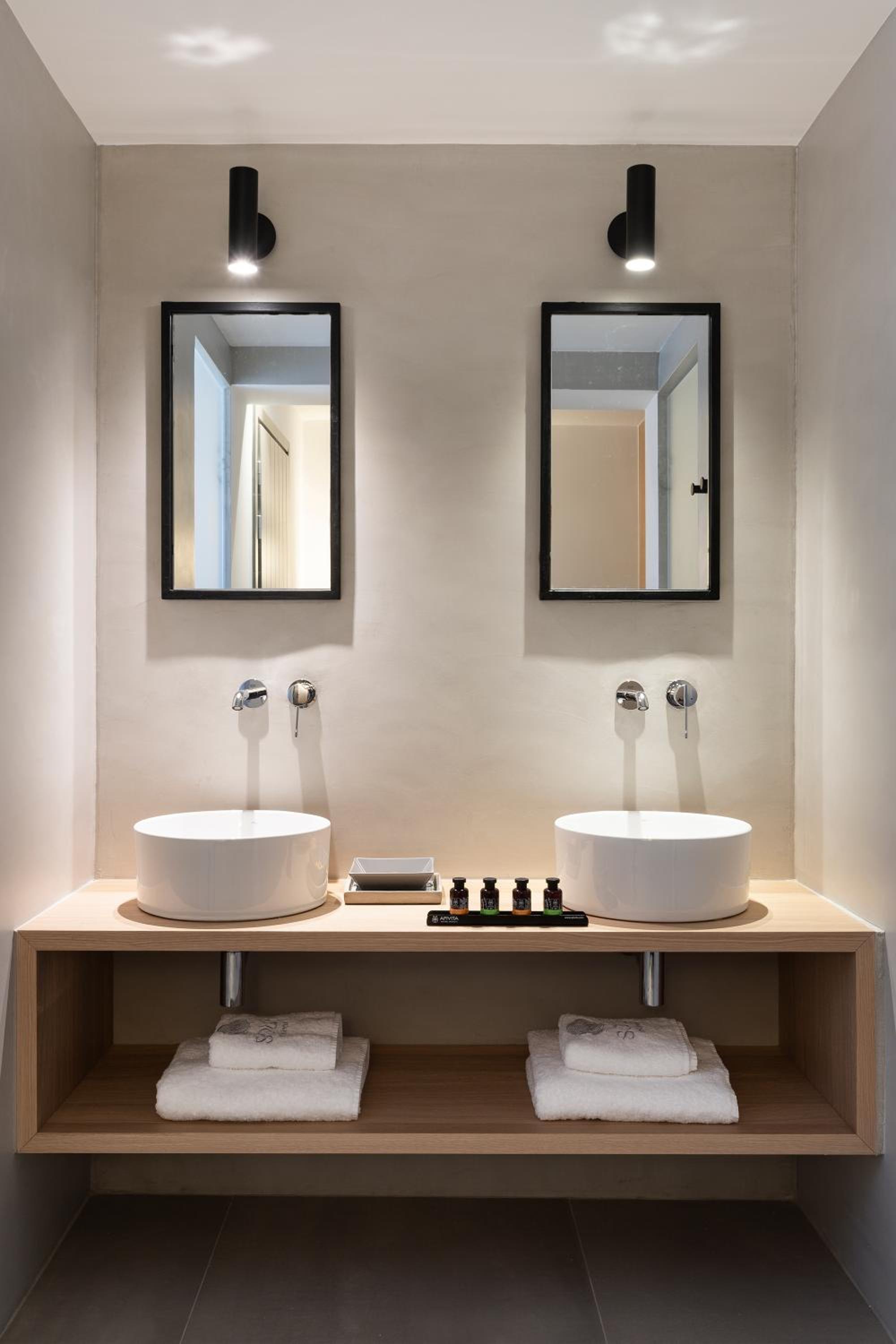 Executive Suite with Sea View and Heated Pool - Photo 6