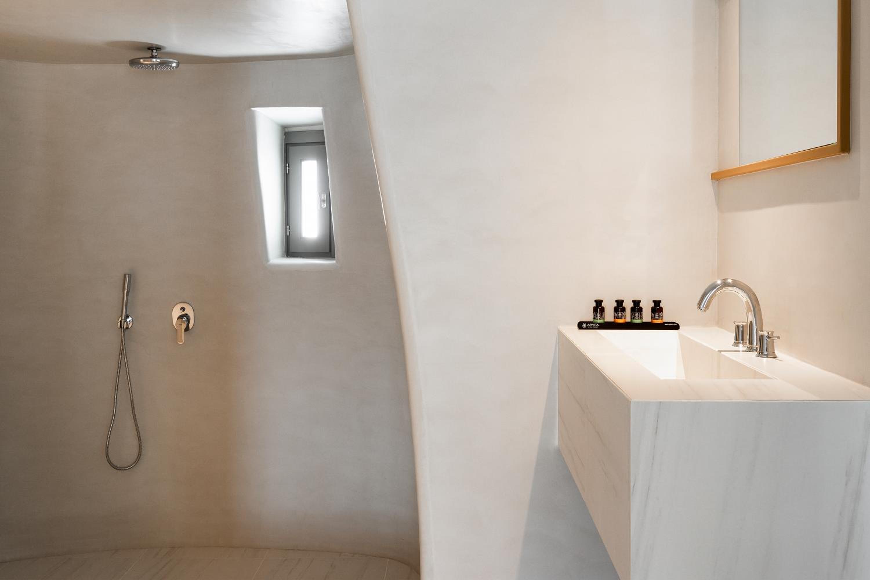 Deluxe Suite with Private Pool and Sea View - Photo 8