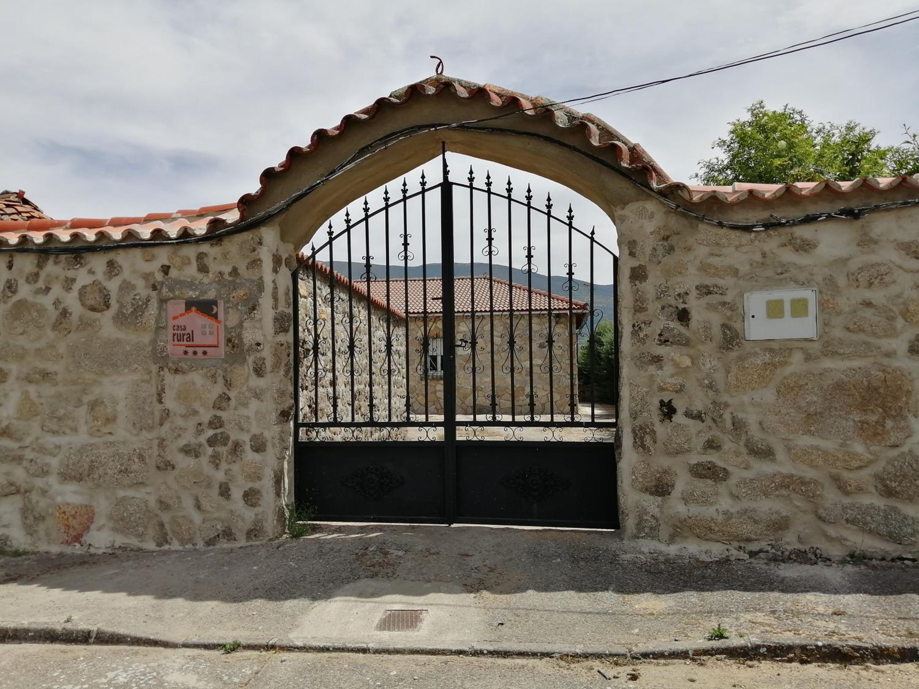 Five-Bedroom House photo 3