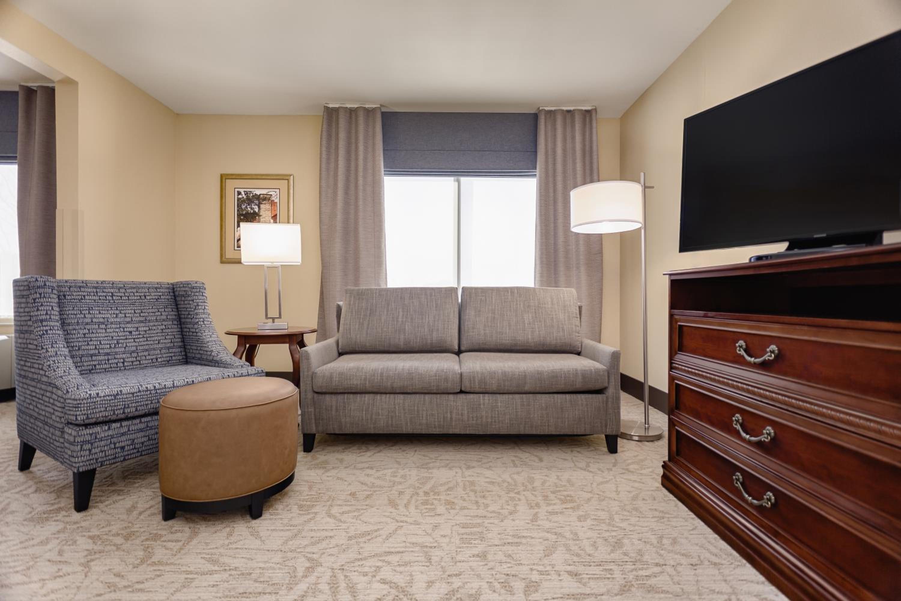 Queen Studio Suite - Mobility Access/Non-Smoking - Photo 3