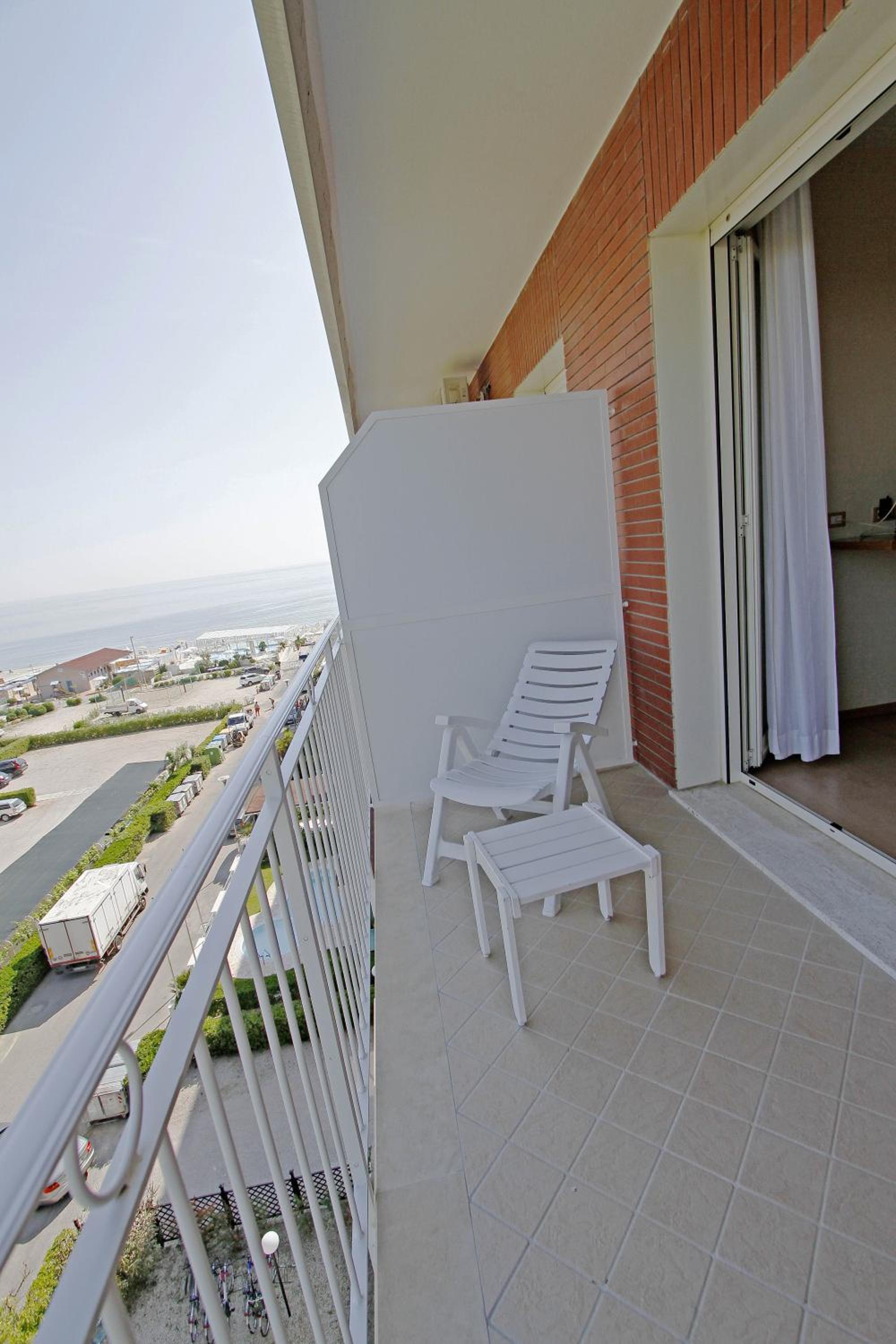 Quadruple Room with Sea View - Photo 10