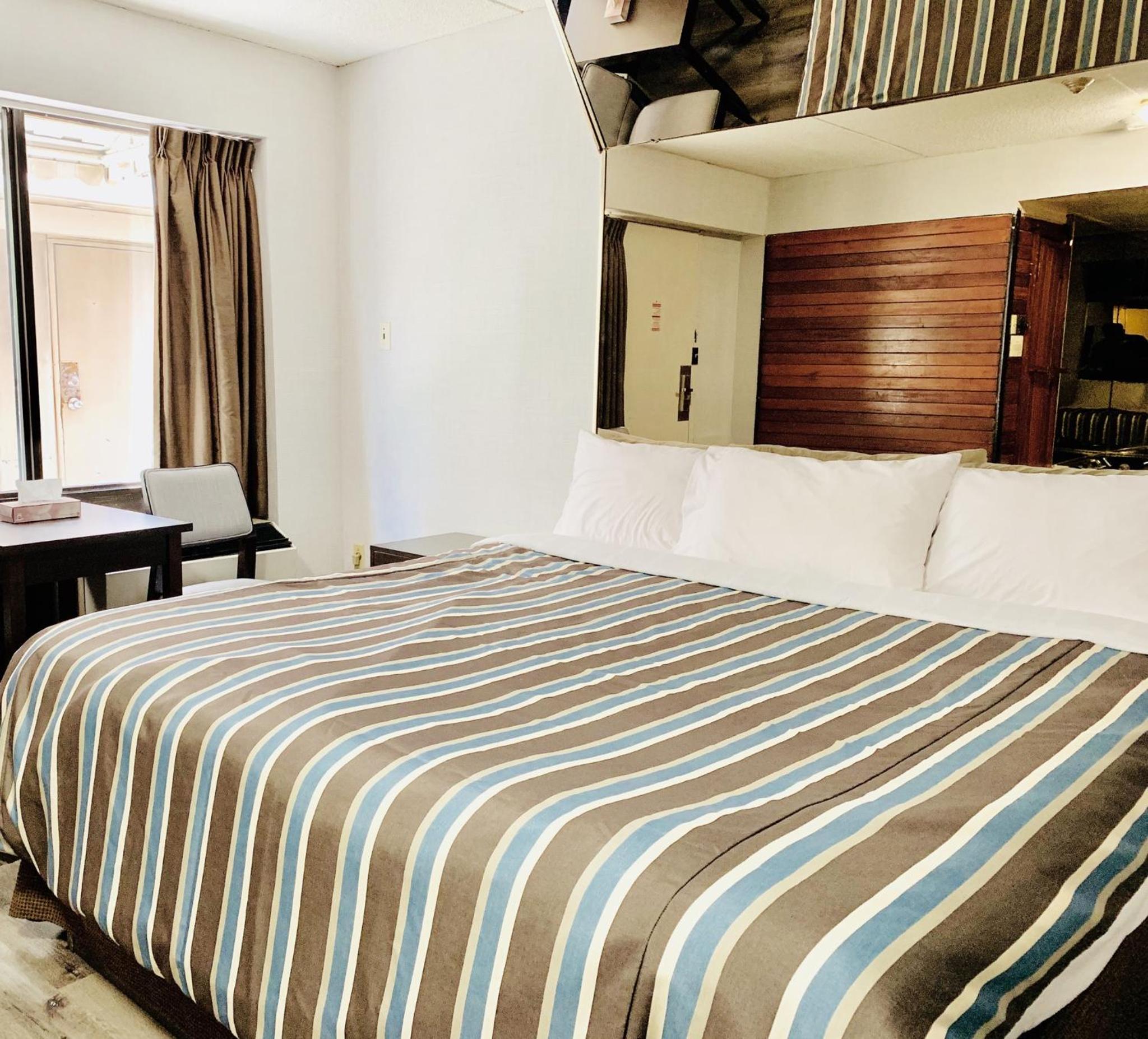 Deluxe Inn — photo 38