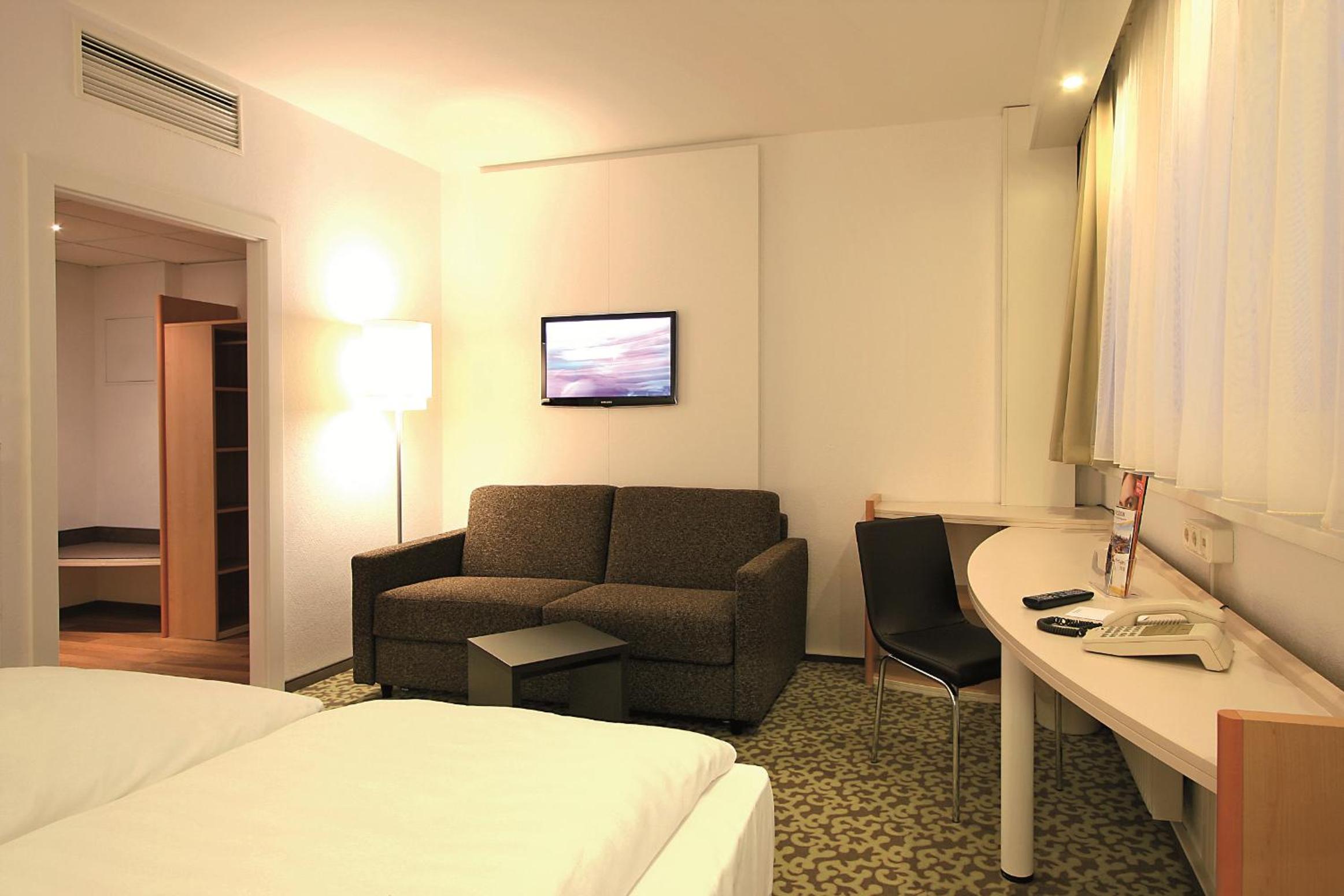 Standard Double Room with Sofa - Photo 4