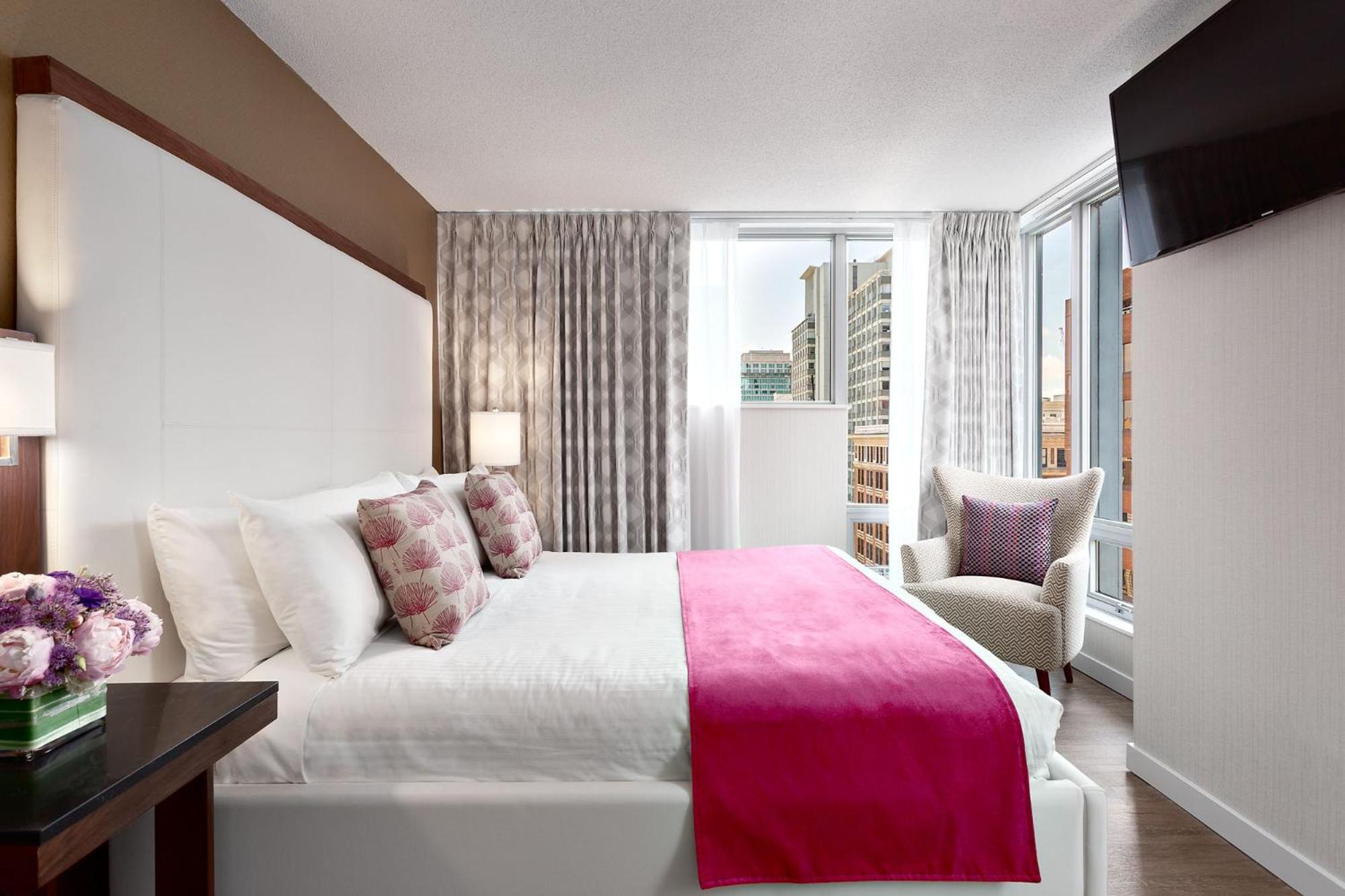 King Suite with City View - Photo 1