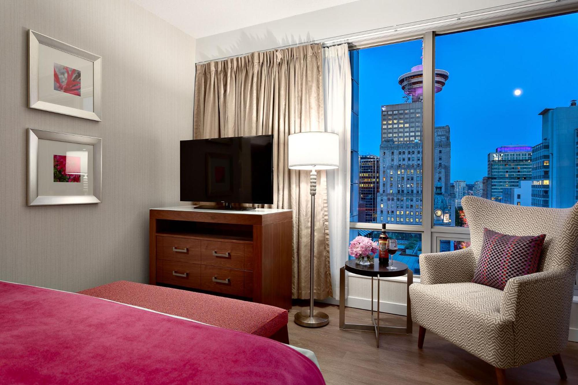 King Suite with City View - Photo 5