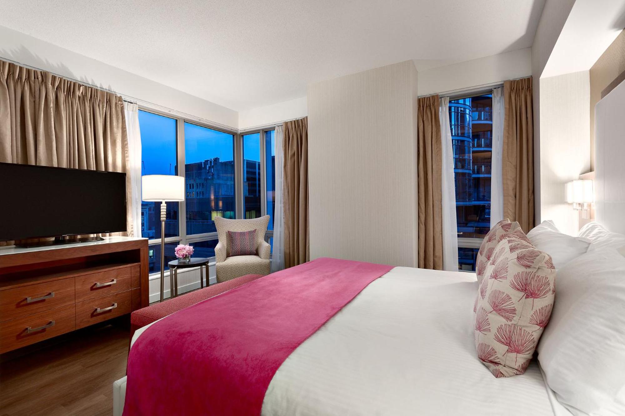 King Suite with City View - Photo 6
