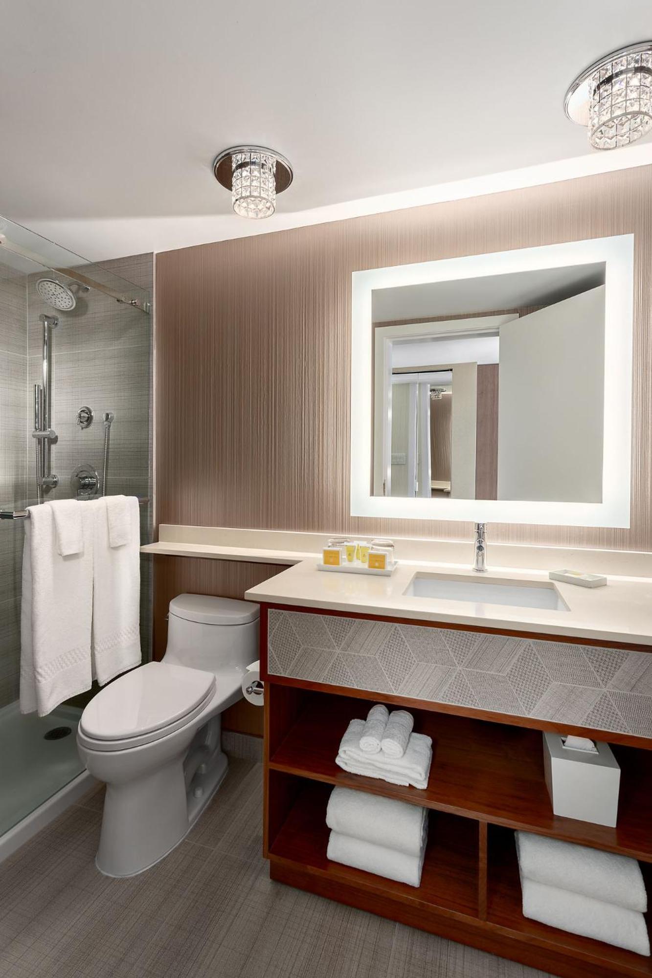 Executive King Suite with Harbor View - Photo 9