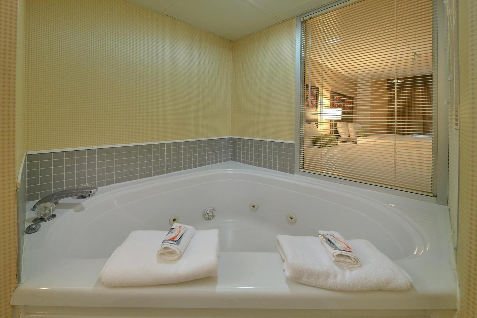 Suite with Two Queen Beds, Fireplace and Spa Bath - Photo 8