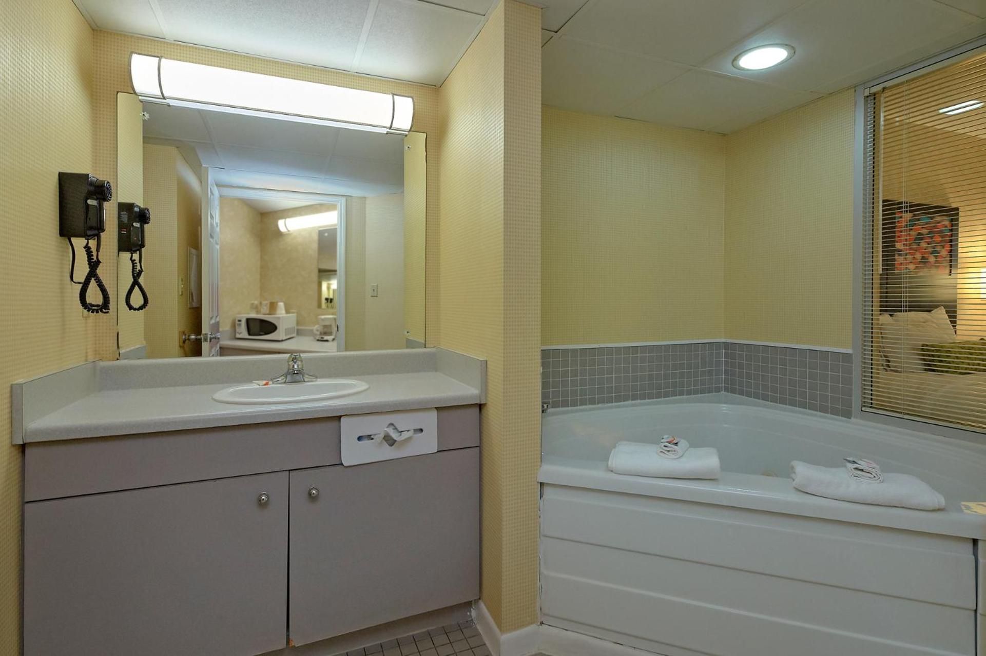 Suite with Two Queen Beds, Fireplace and Spa Bath - Photo 9
