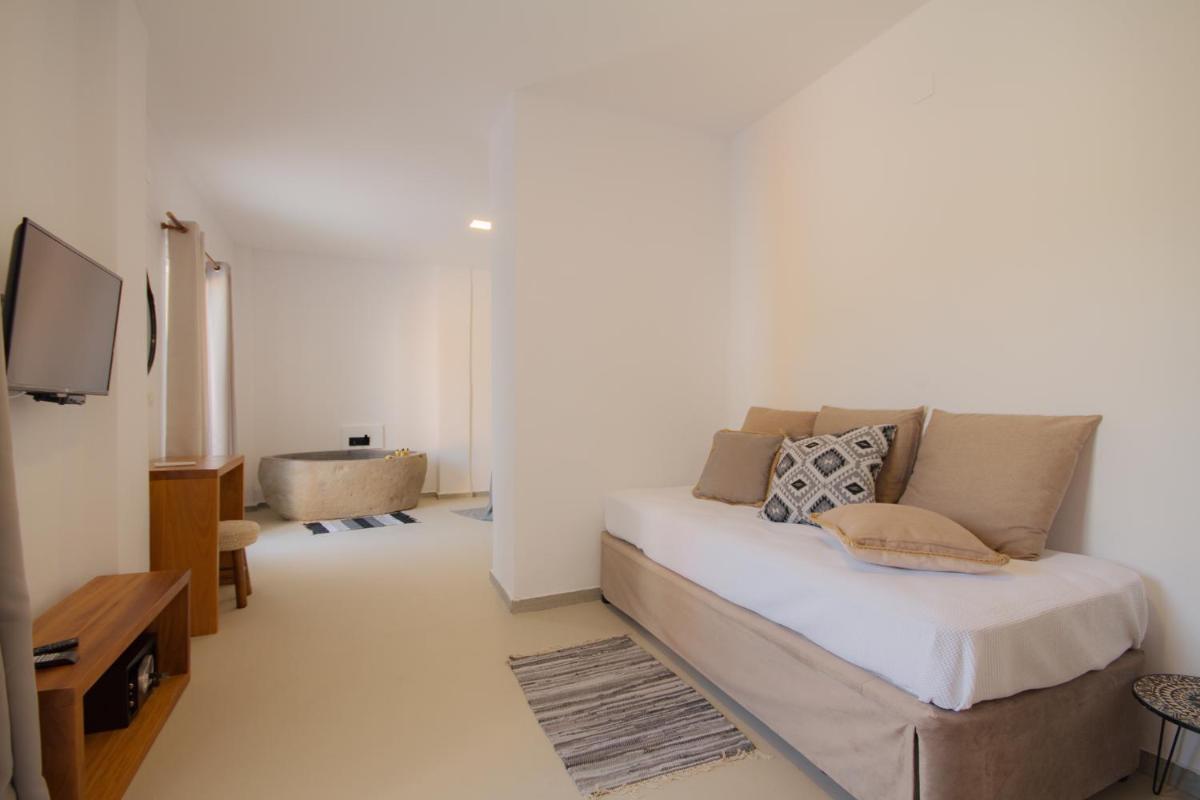 Deluxe Suite with Spa Bath photo 2