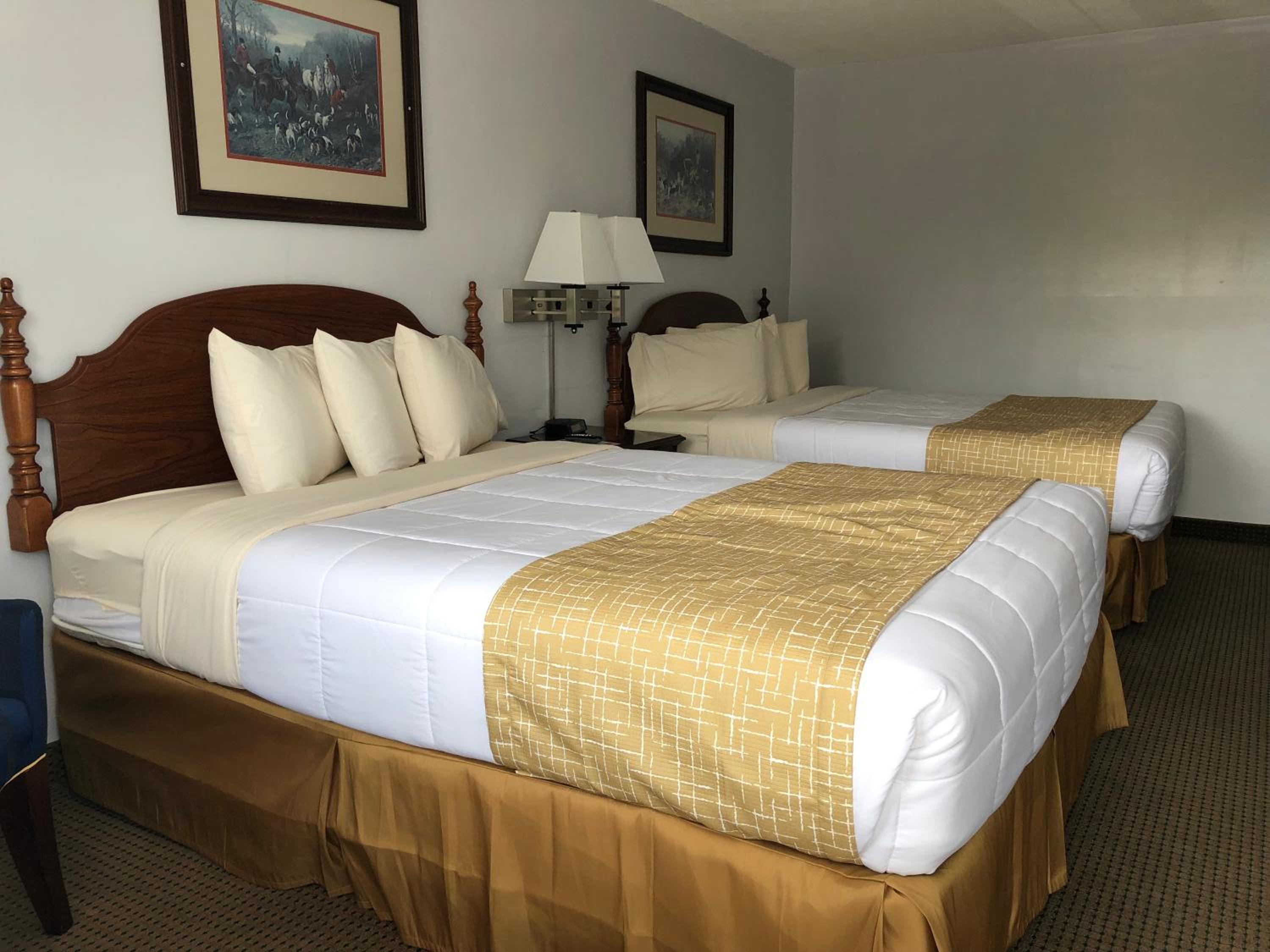 Queen Room with Two Queen Beds - Non-Smoking - Photo 5