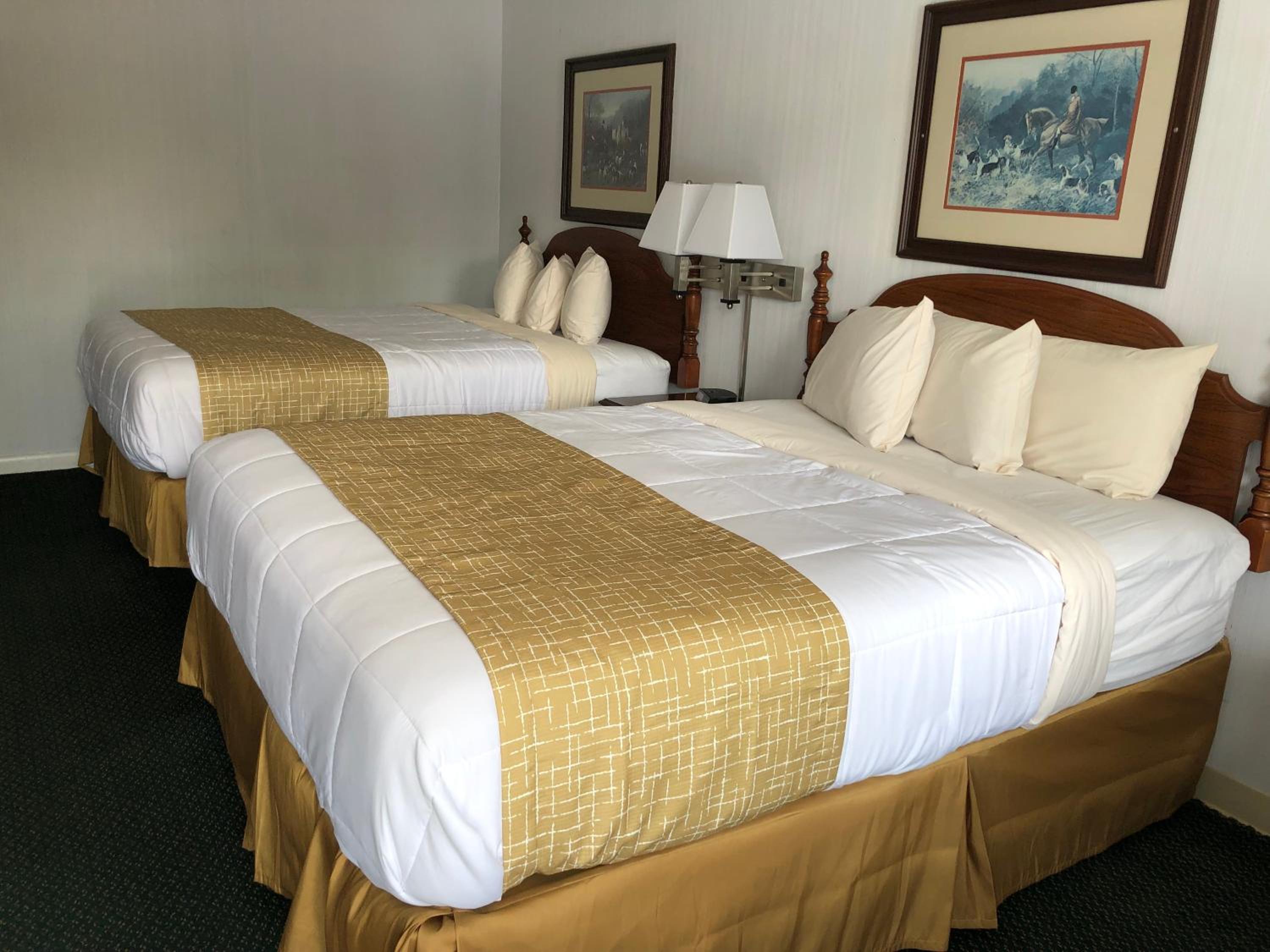 Queen Room with Two Queen Beds - Non-Smoking - Photo 2