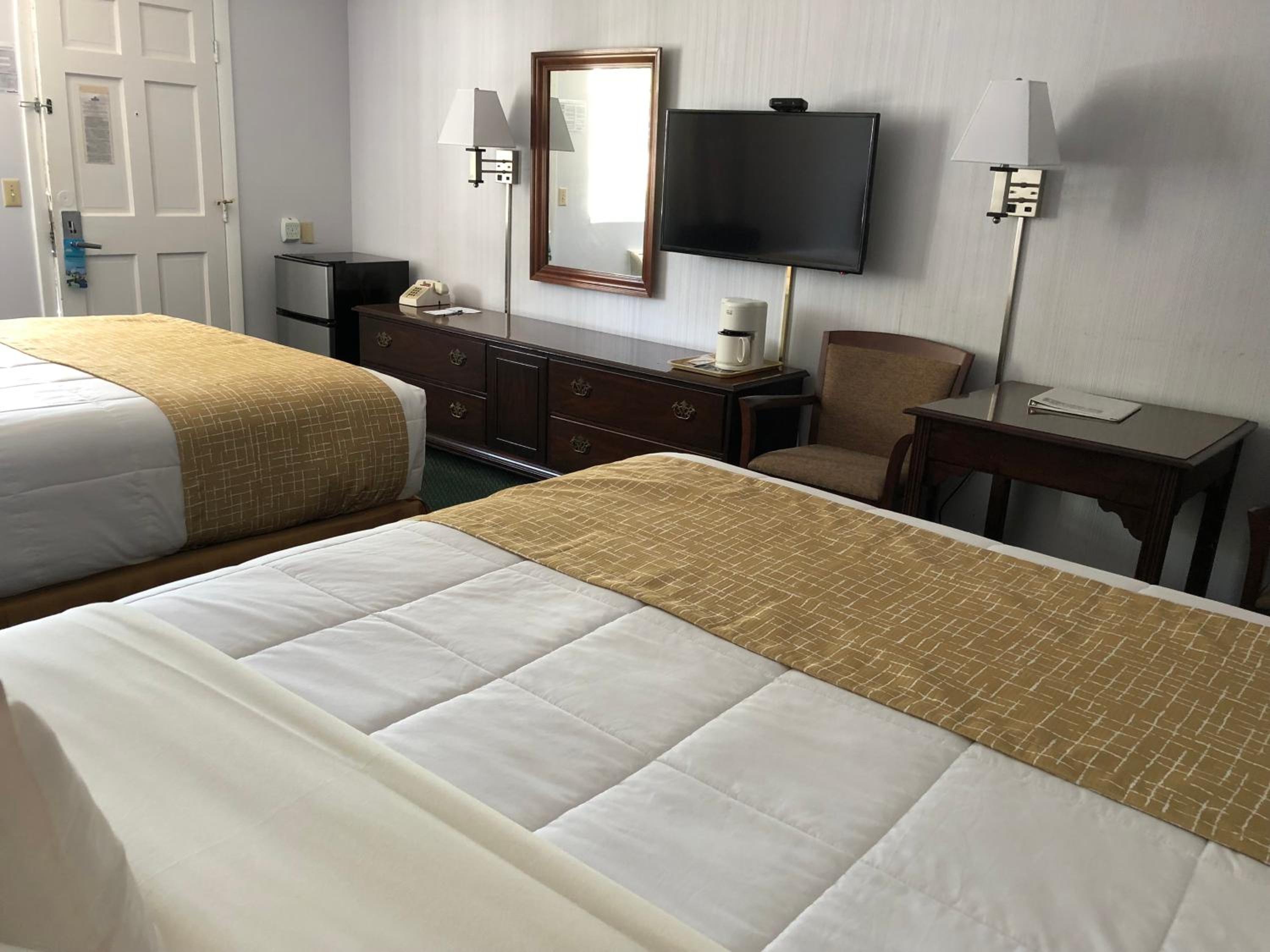 Queen Room with Two Queen Beds - Non-Smoking - Photo 4