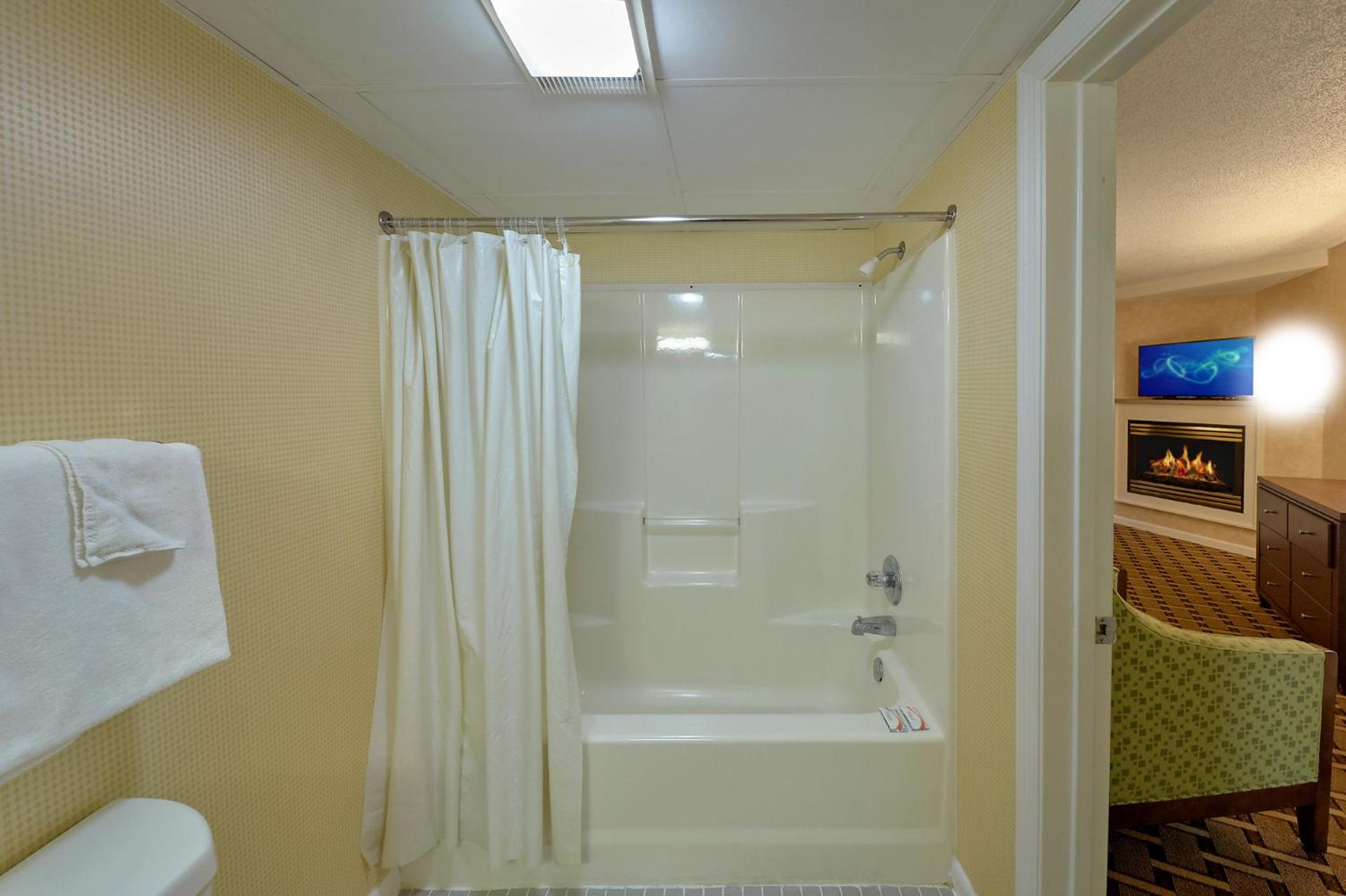 Suite with King Bed, Fireplace - Photo 3