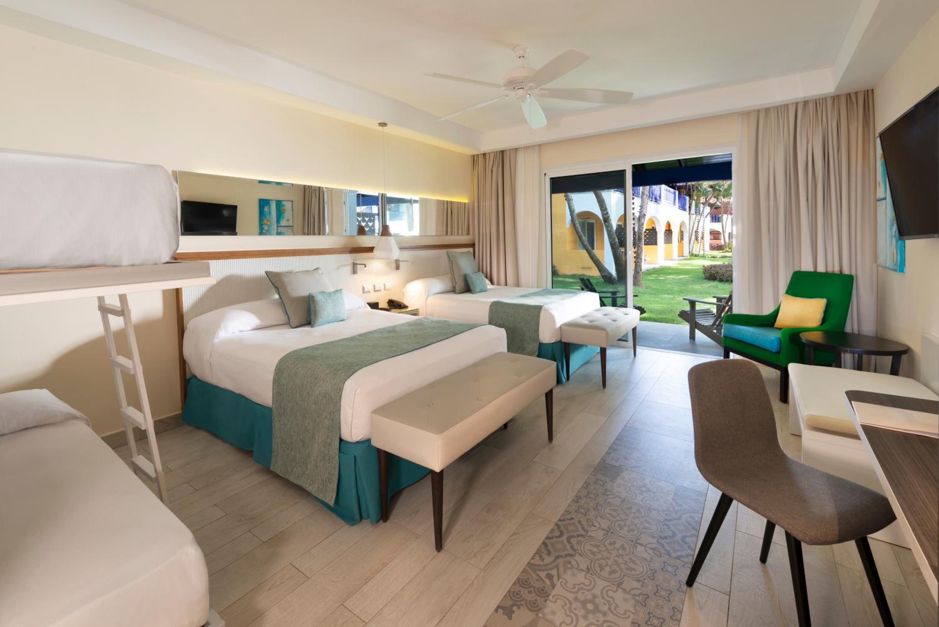 Privileged Family Deluxe (3 adults + 2 children)