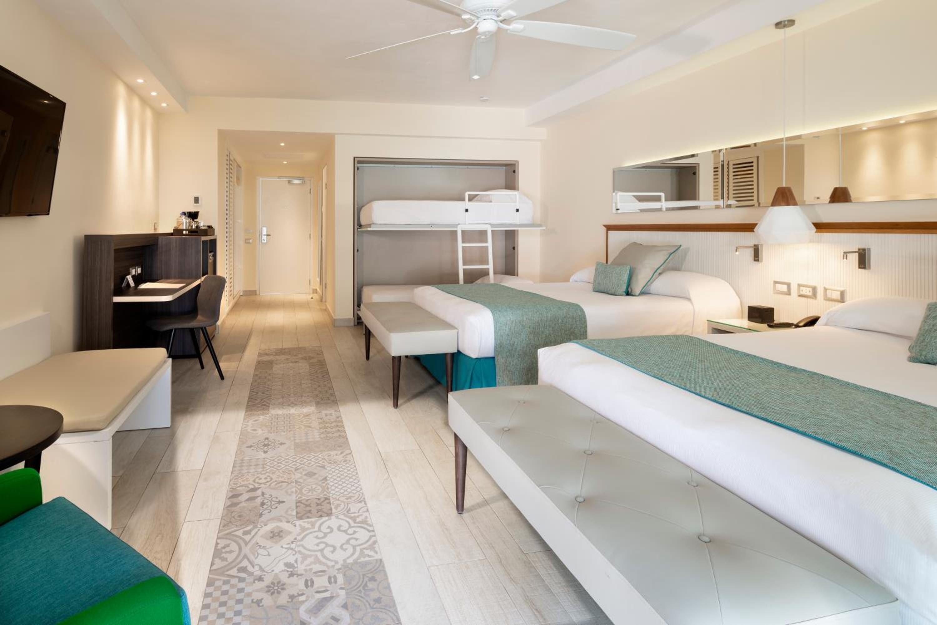 Privileged Family Deluxe (4 adults + 2 children)