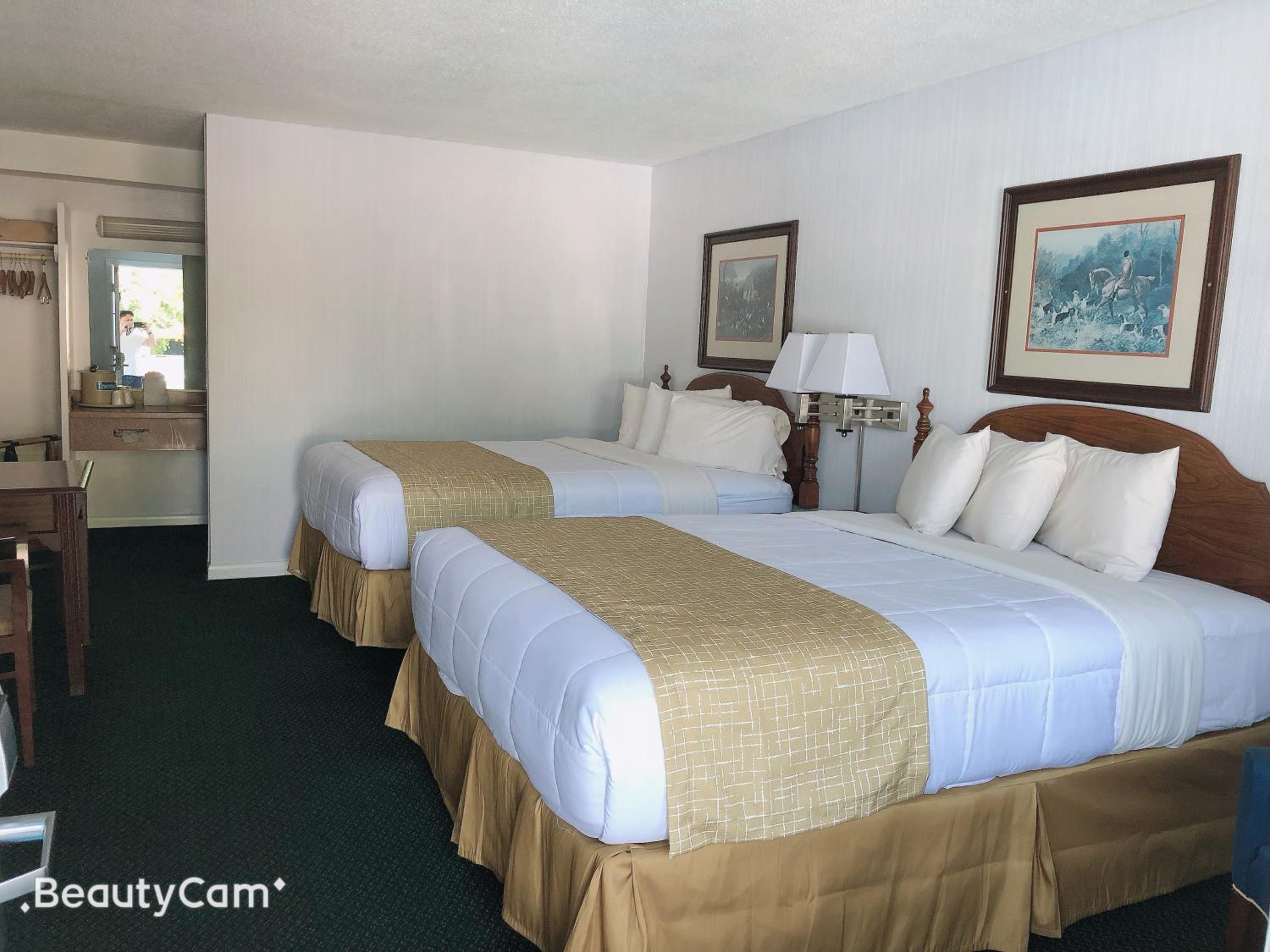Queen Room with Two Queen Beds - Non-Smoking - Photo 1