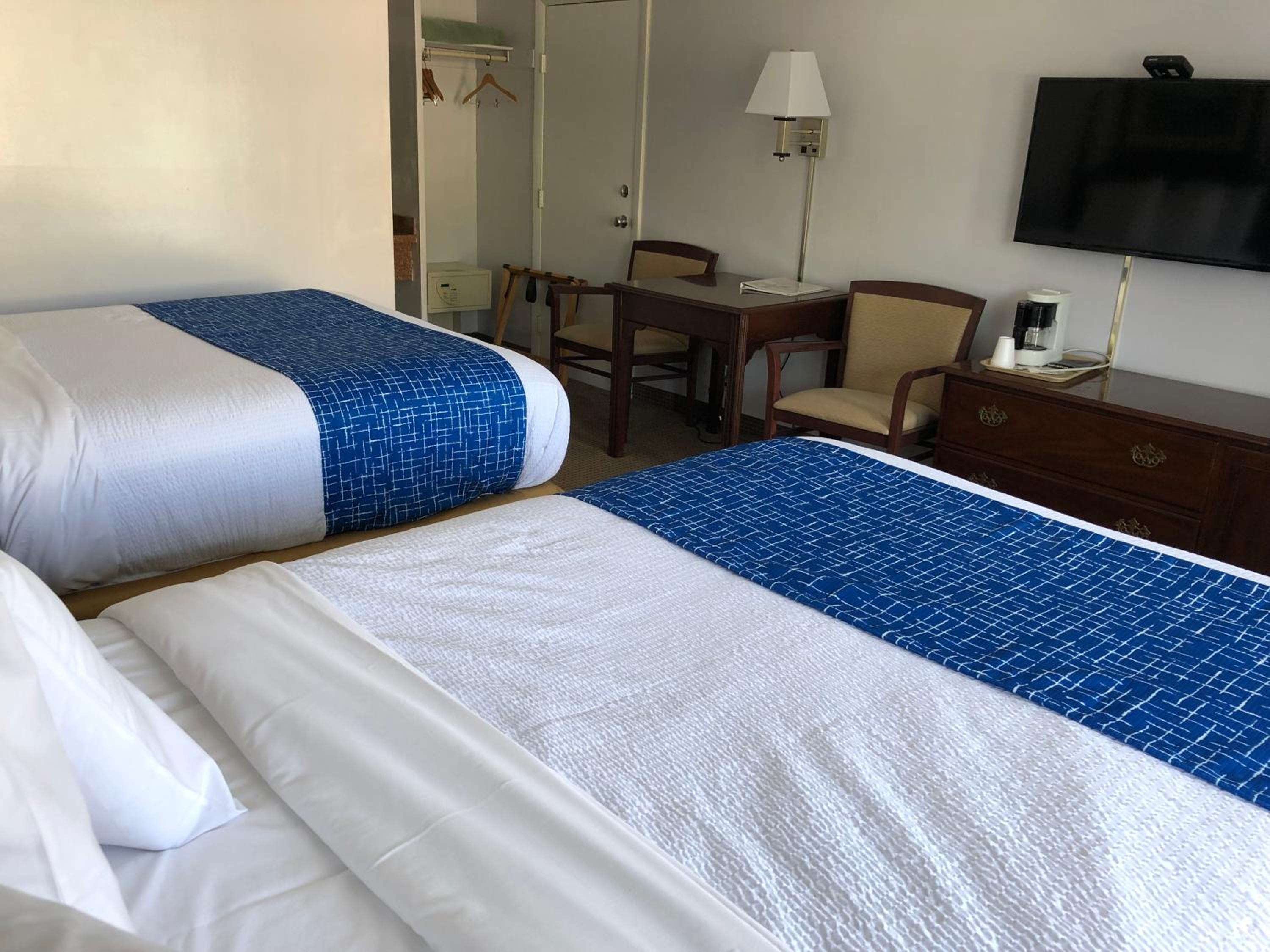 Deluxe Double Room with Two Double Beds - Non-Smoking - Photo 2