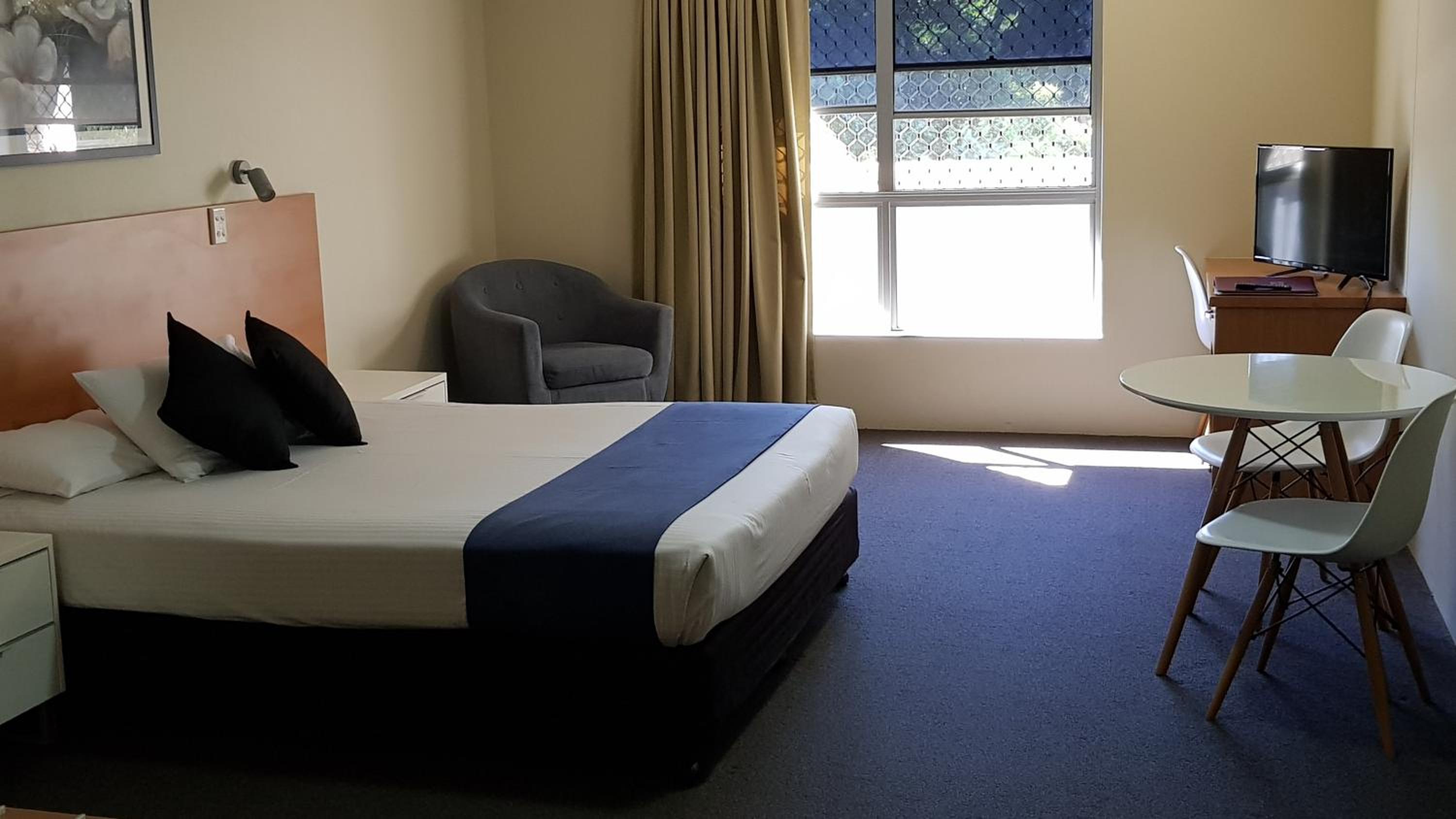 Queen Room with Kitchenette photo 3