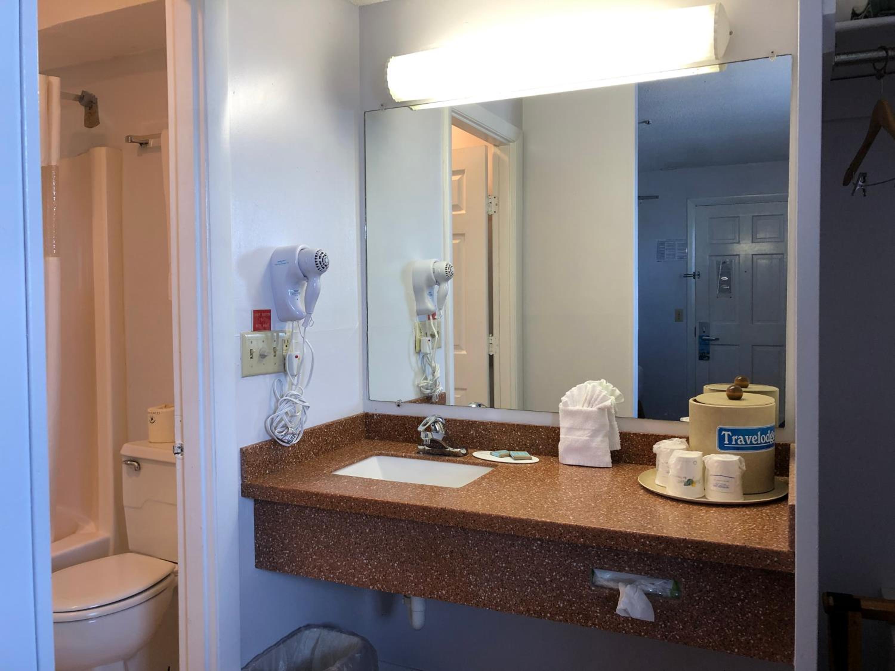 Queen Room - Non-Smoking - Photo 2