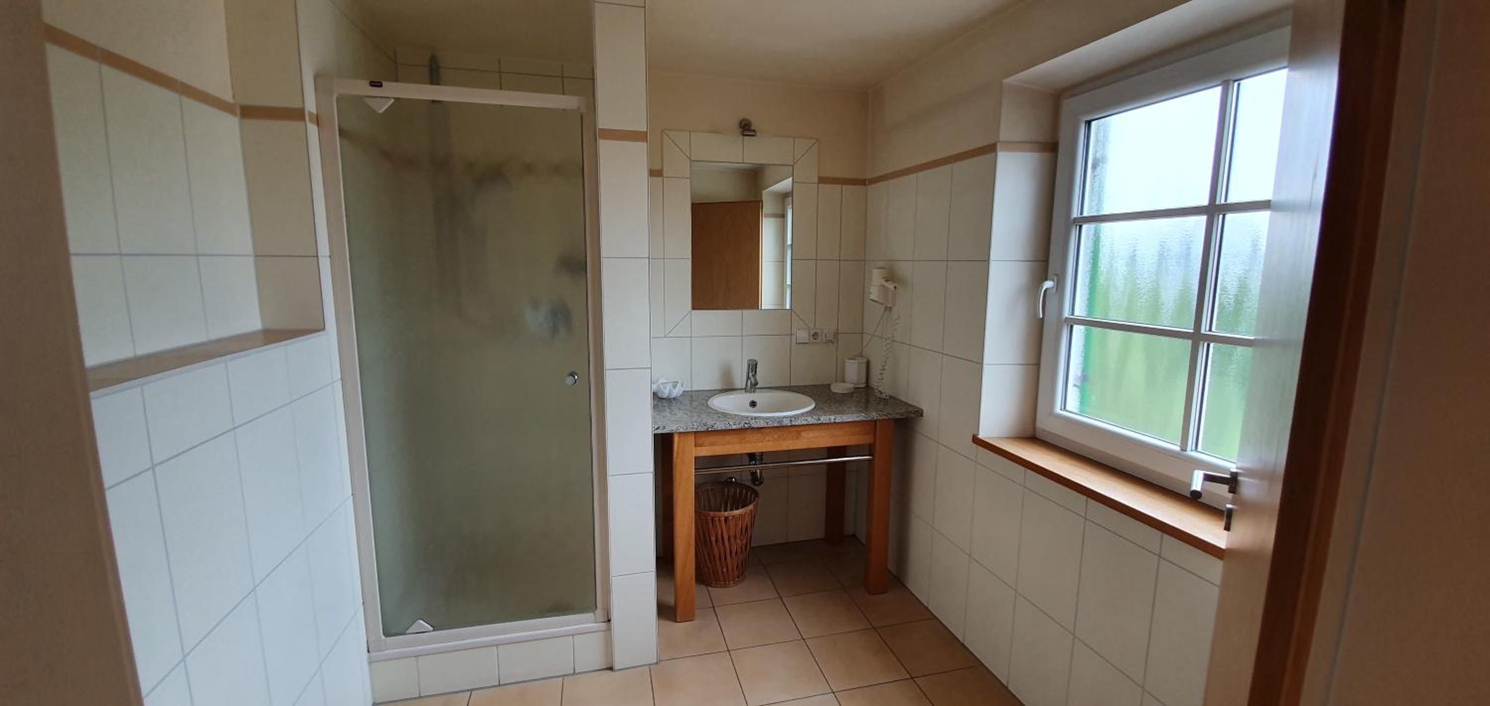 Quadruple Room with Shower - Photo 3