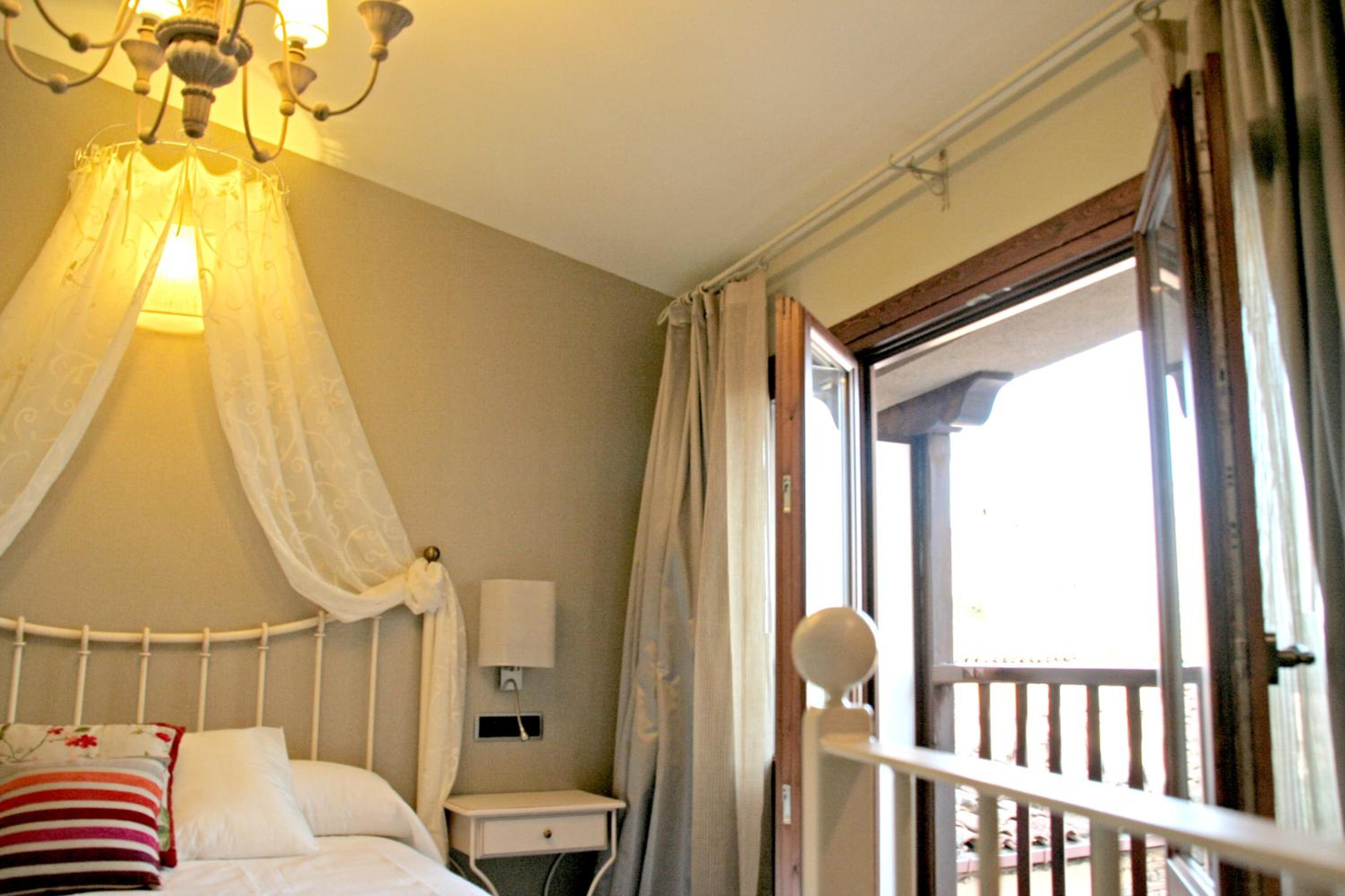 Habitación Doble con Balcón y Vista al Castillo