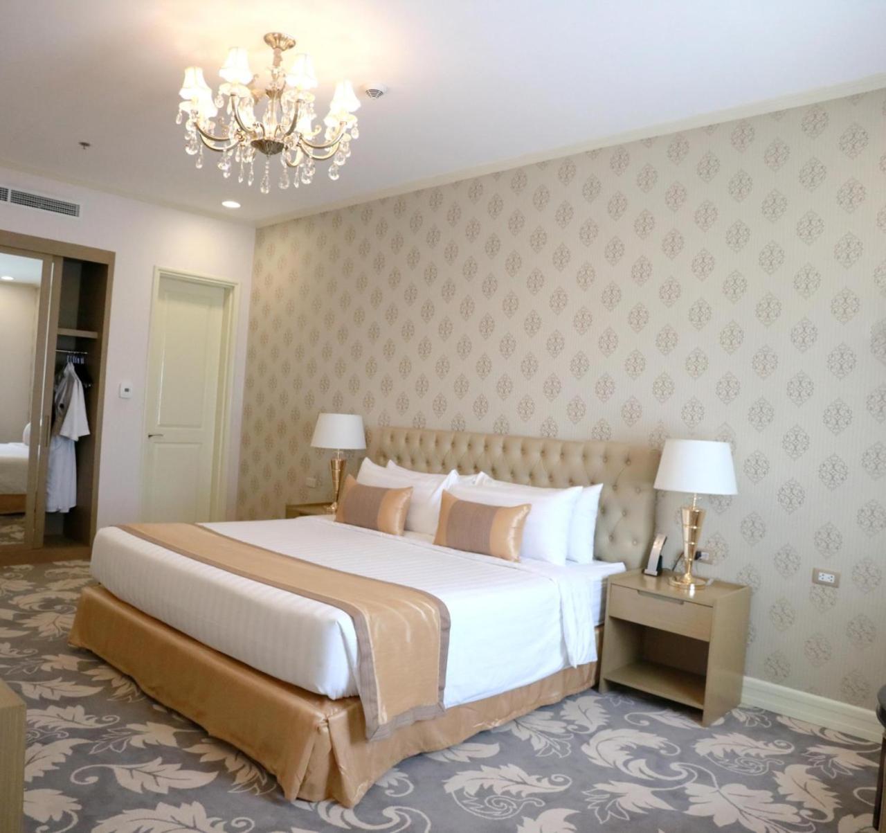 Club King Room
